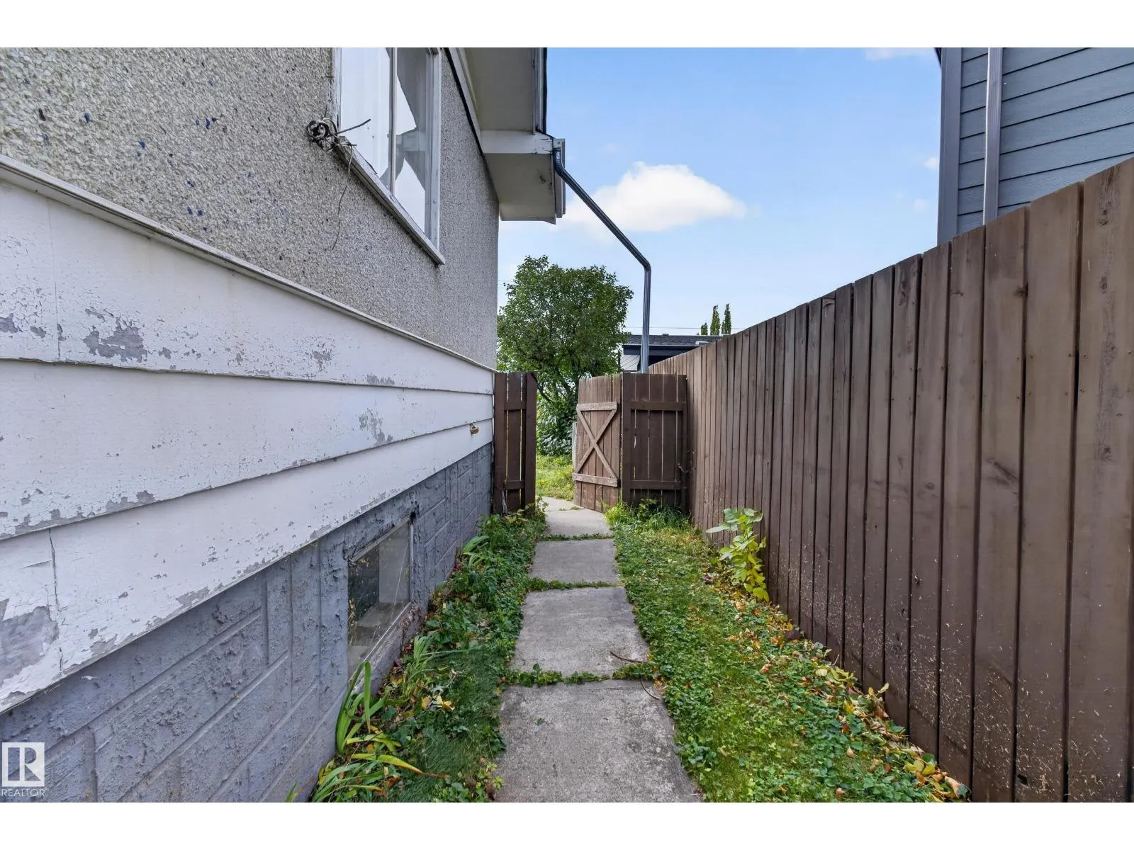 6321 104 AV NW