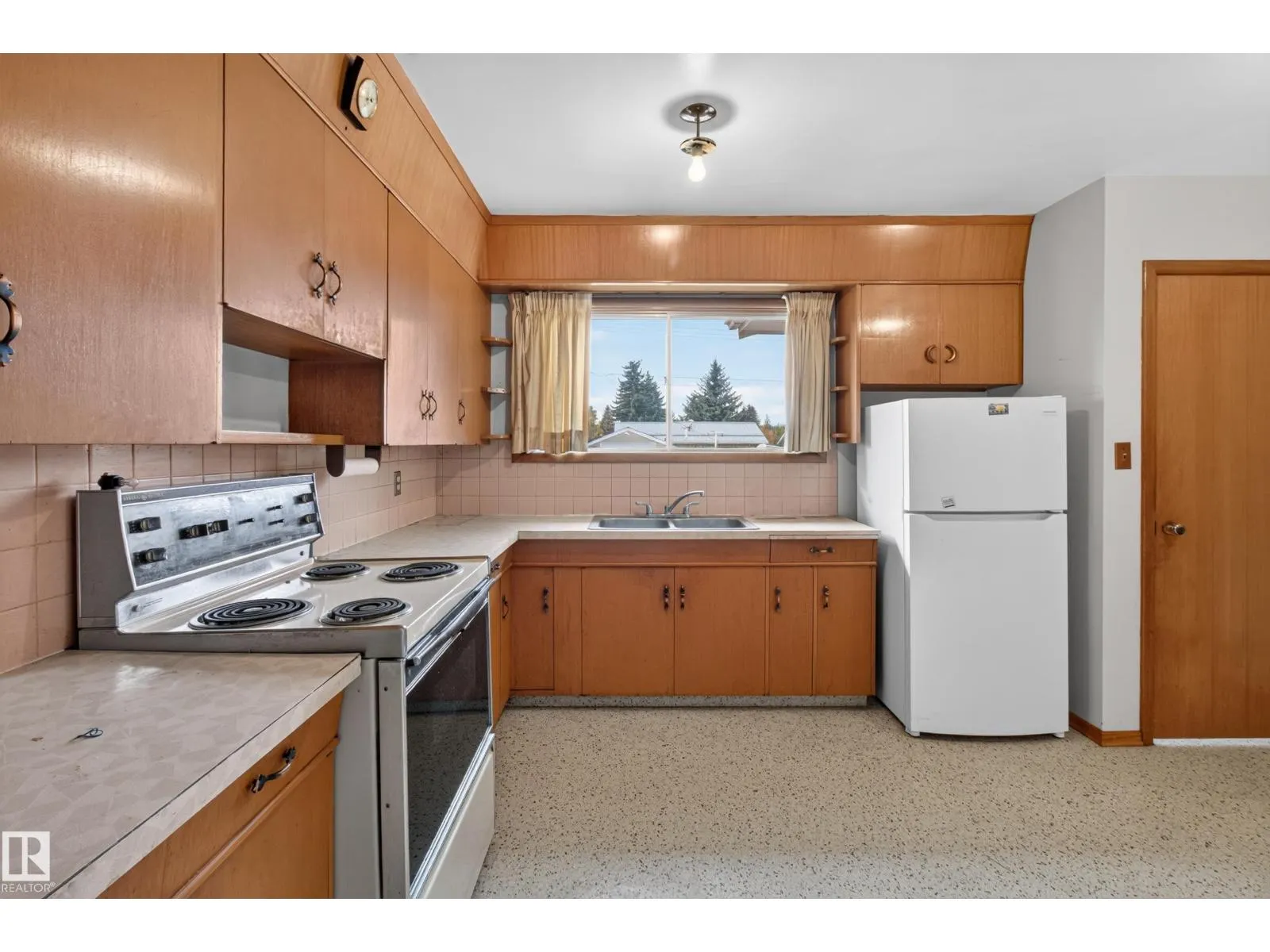 6321 104 AV NW