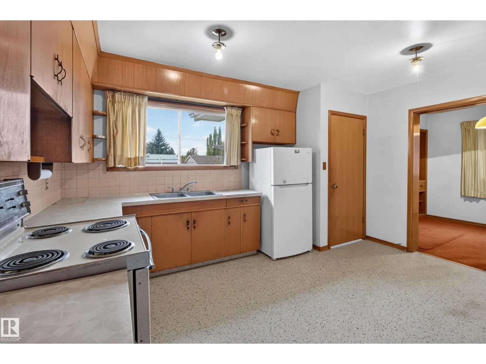 6321 104 AV NW