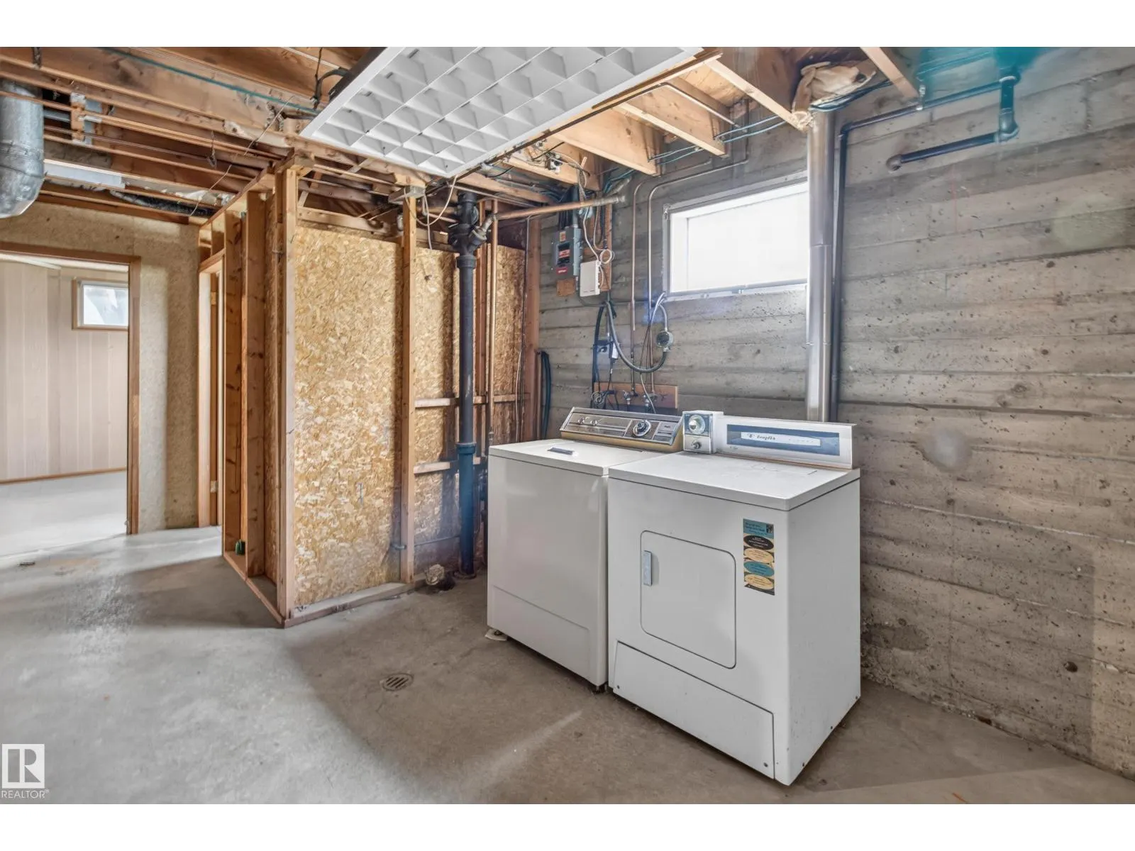 6321 104 AV NW