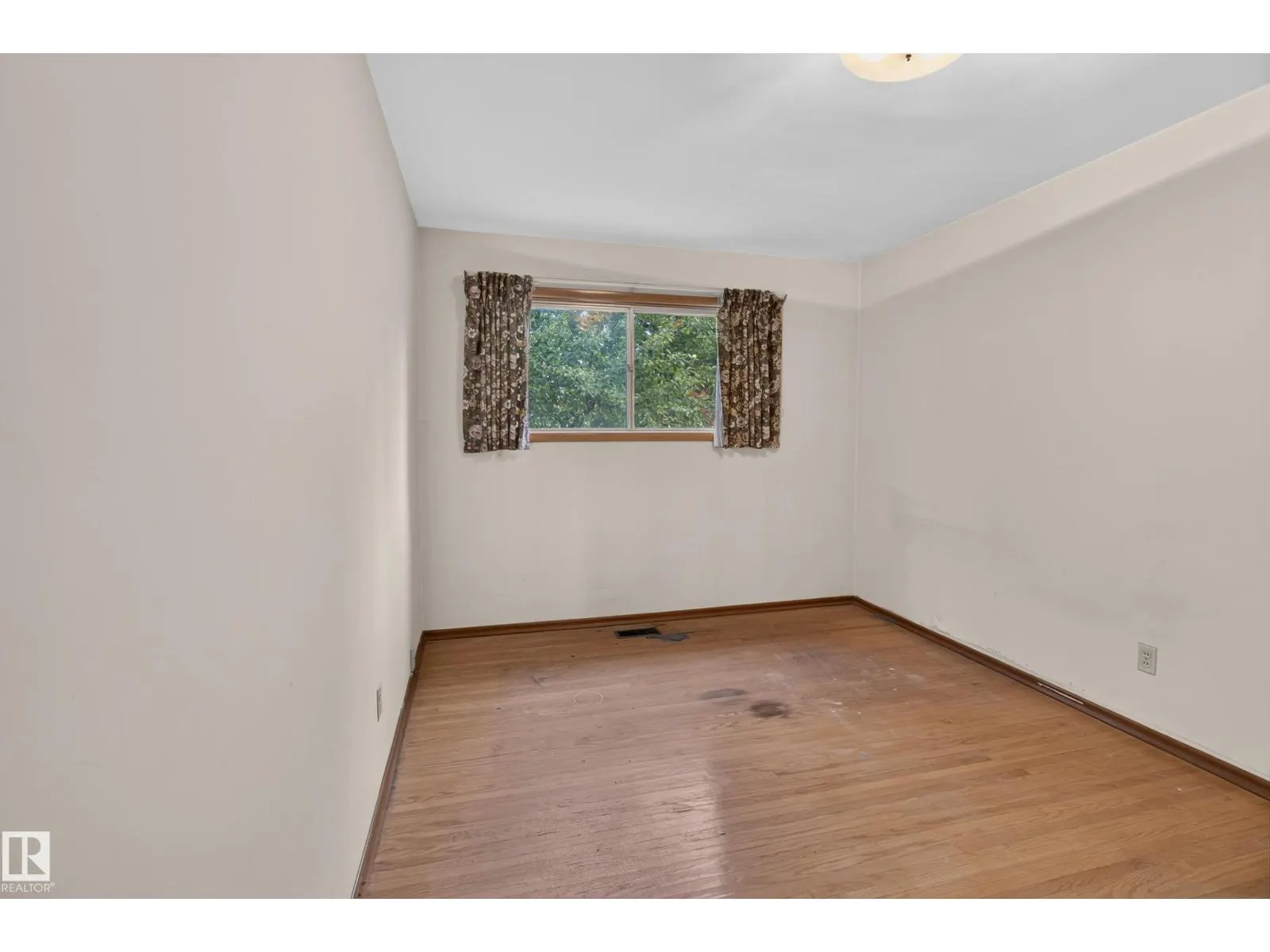 6321 104 AV NW