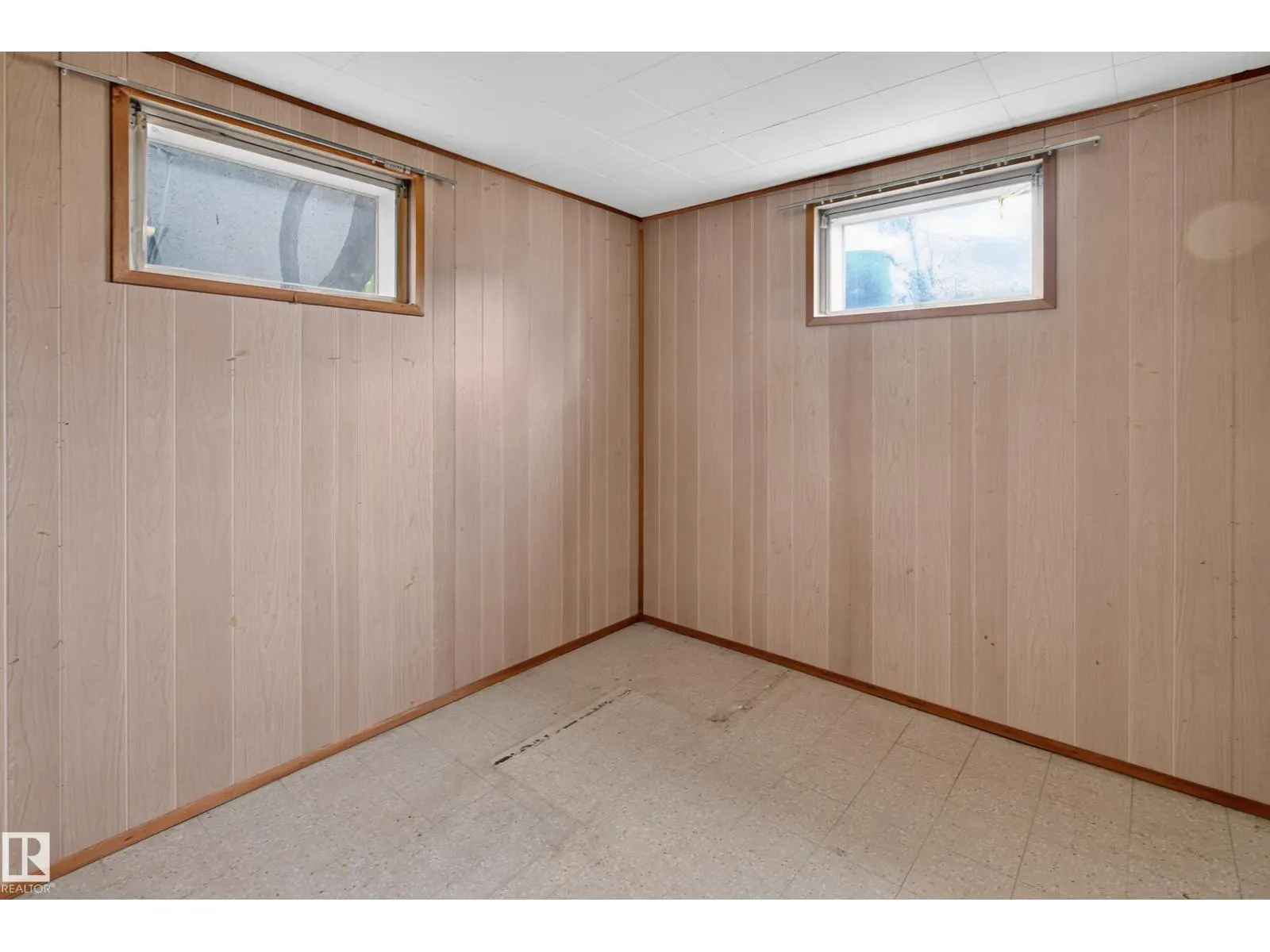 6321 104 AV NW