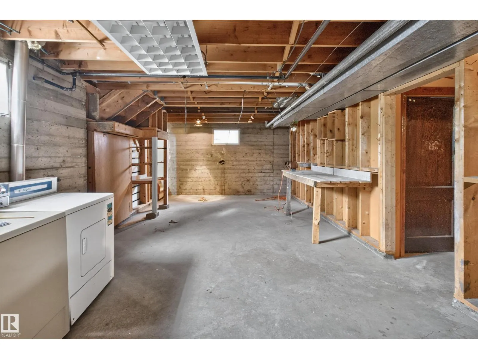 6321 104 AV NW
