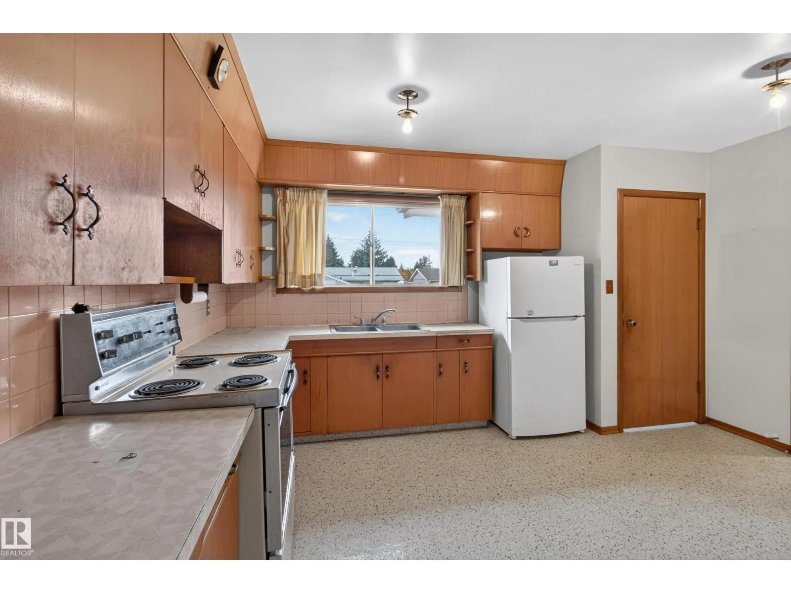 6321 104 AV NW
