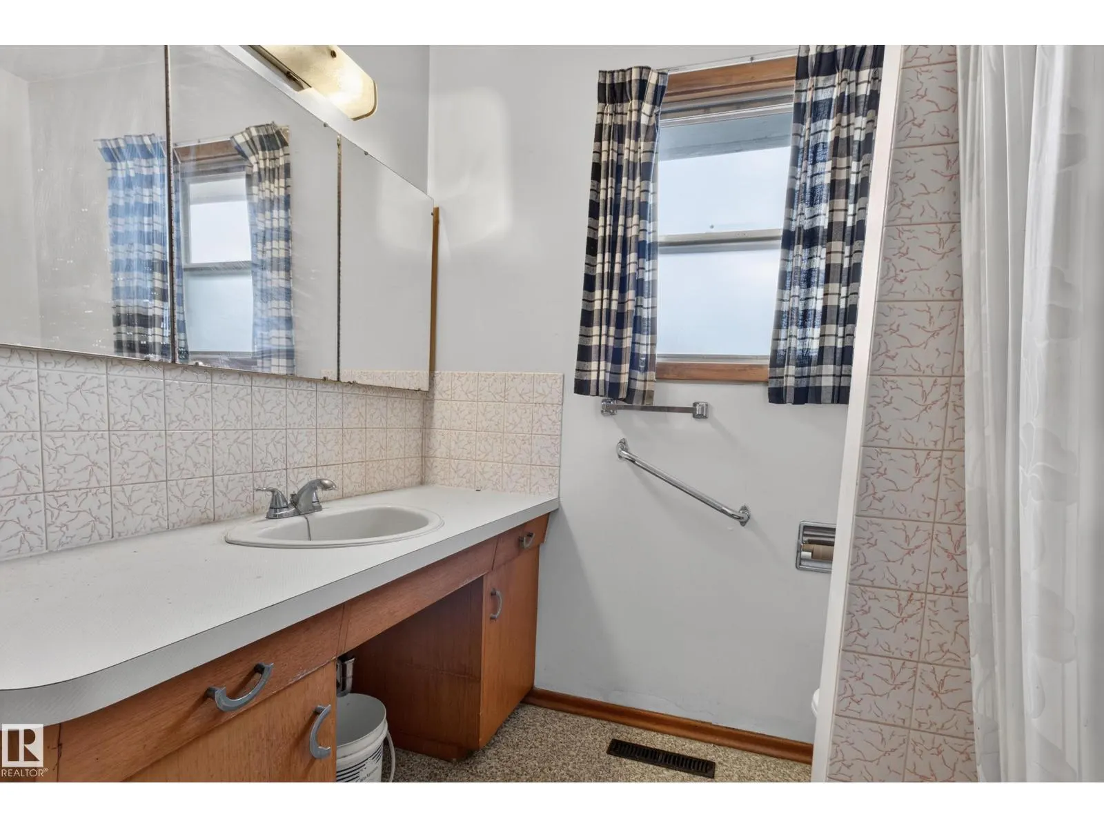 6321 104 AV NW