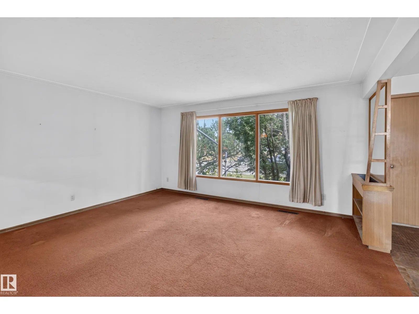 6321 104 AV NW