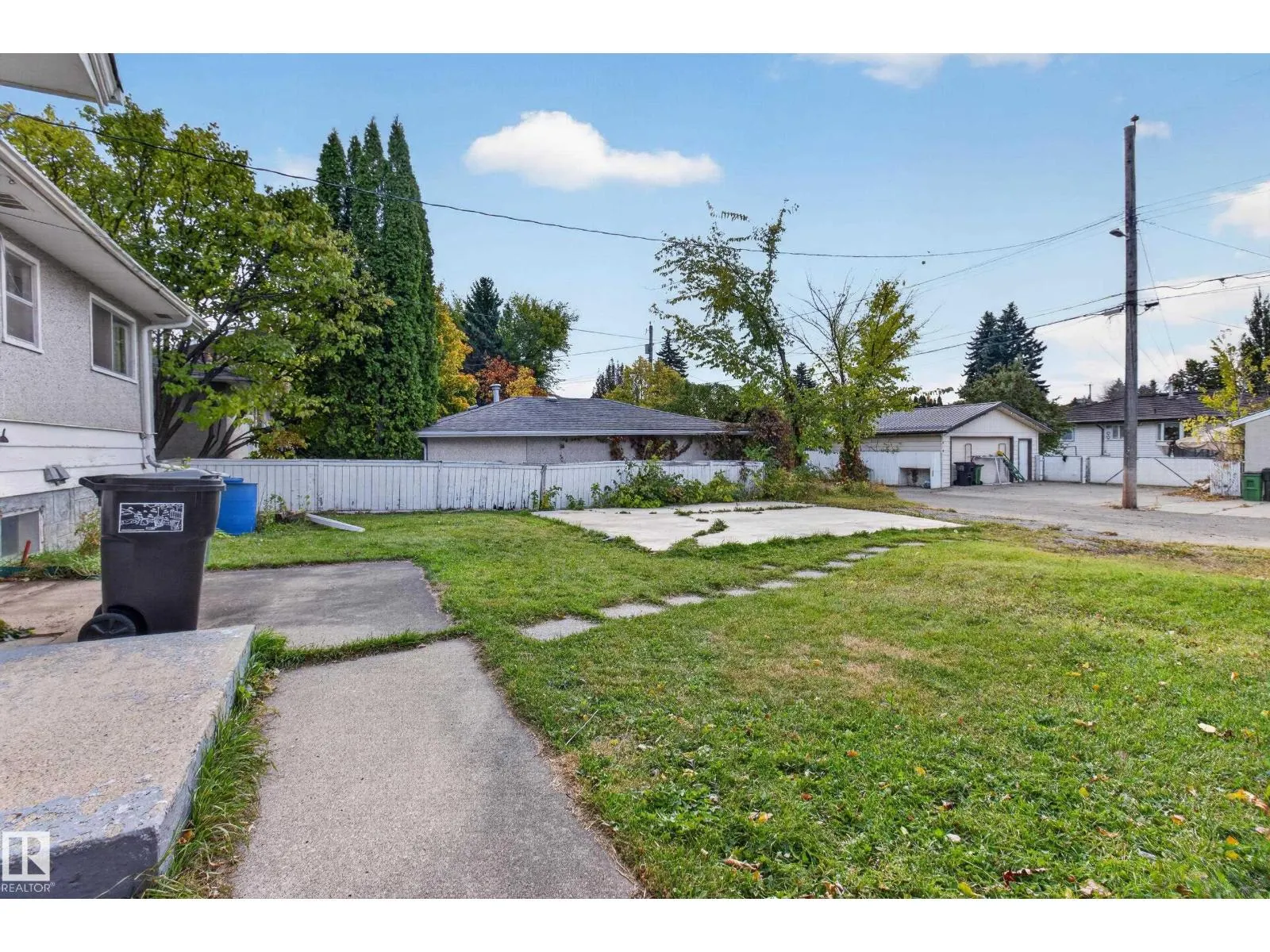 6321 104 AV NW