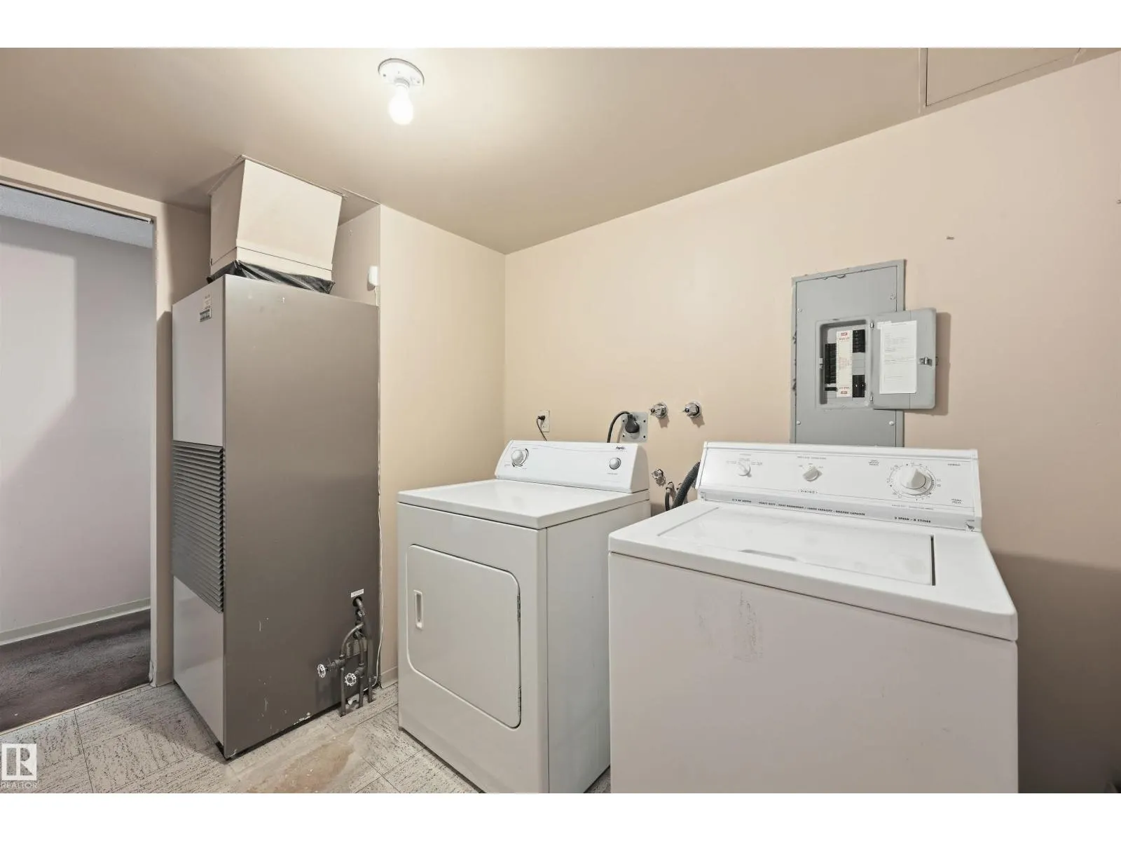 #407 10045 118 ST NW