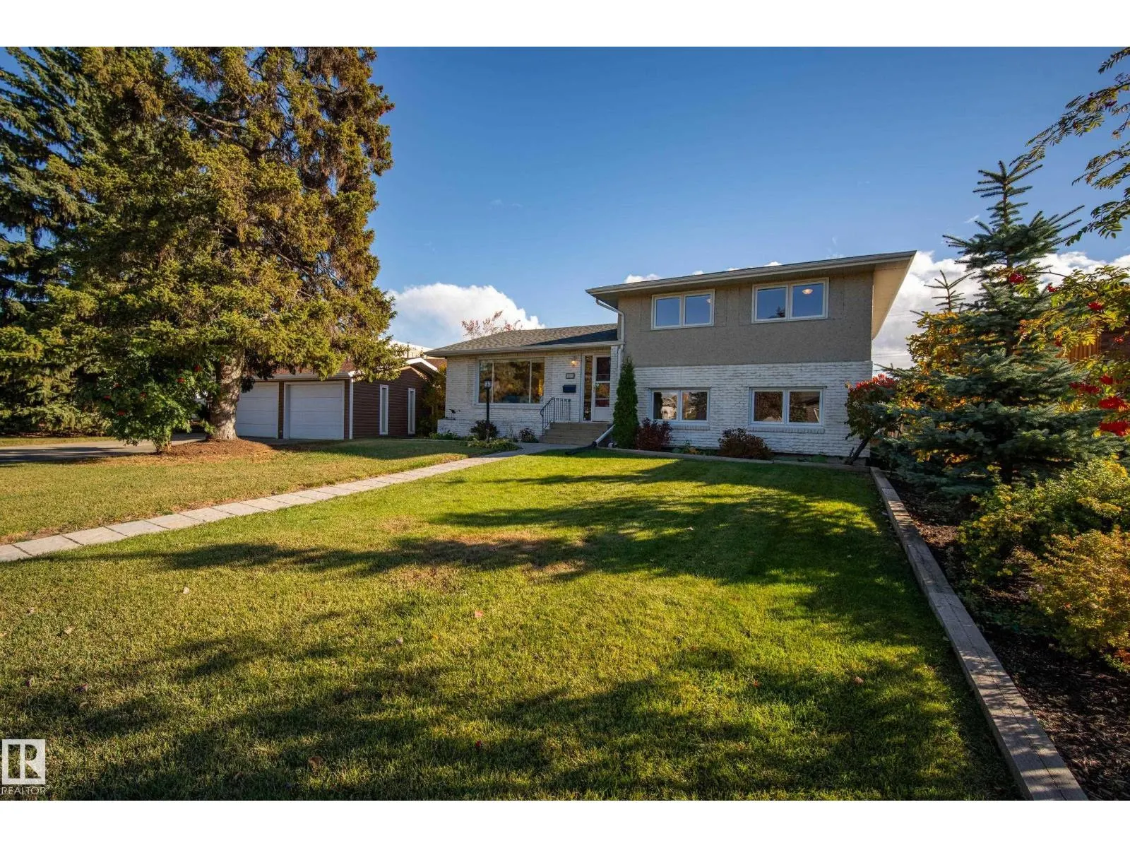 9011 157 ST NW