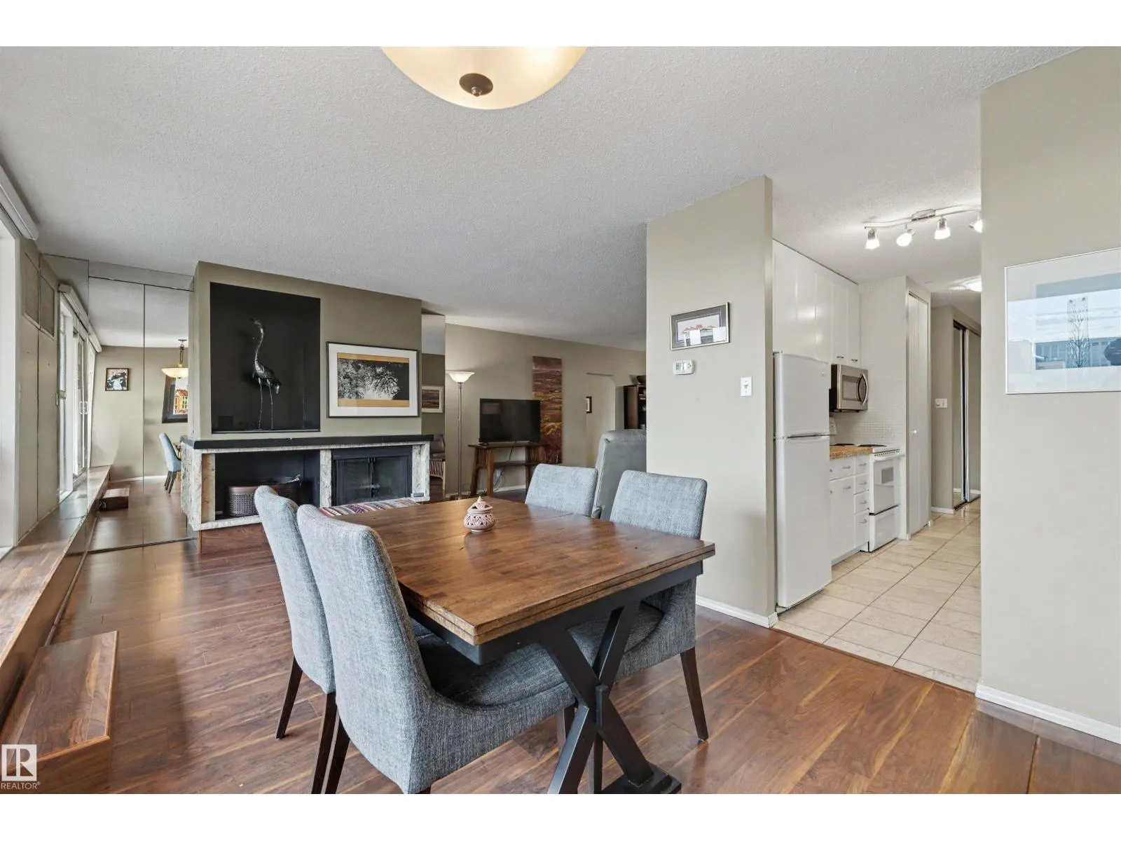 #905 9809 110 ST NW