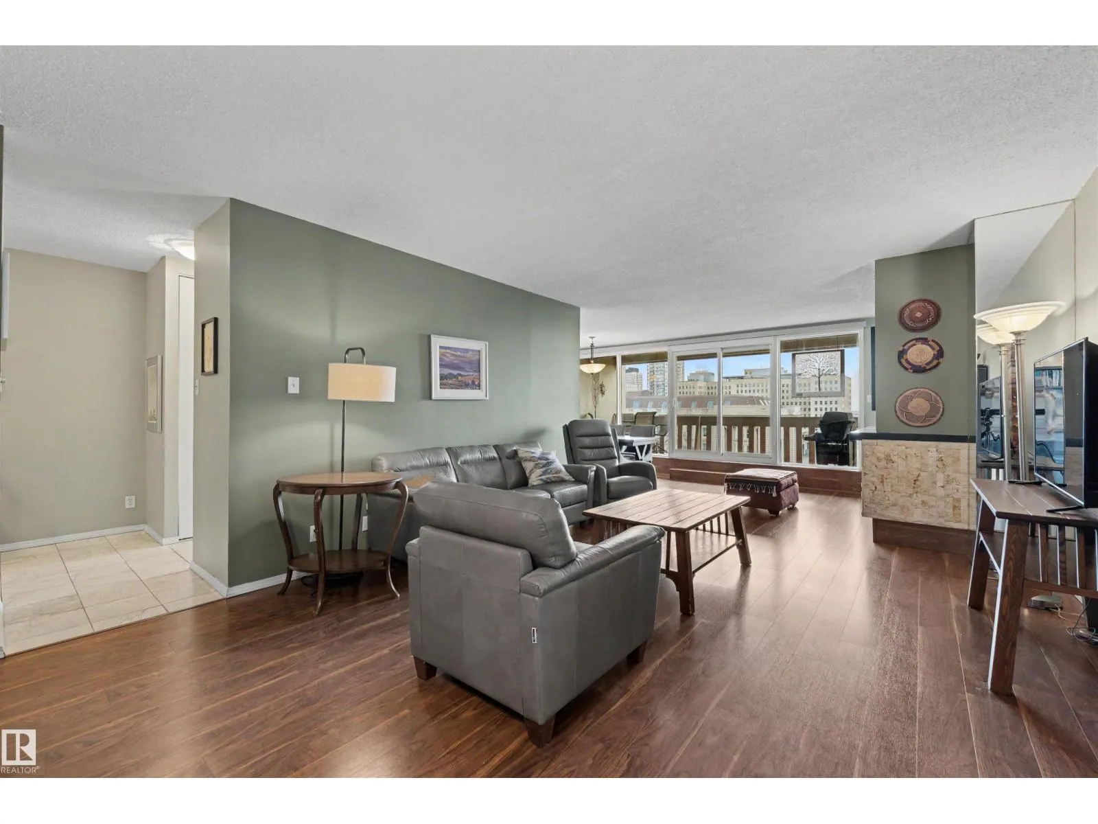 #905 9809 110 ST NW