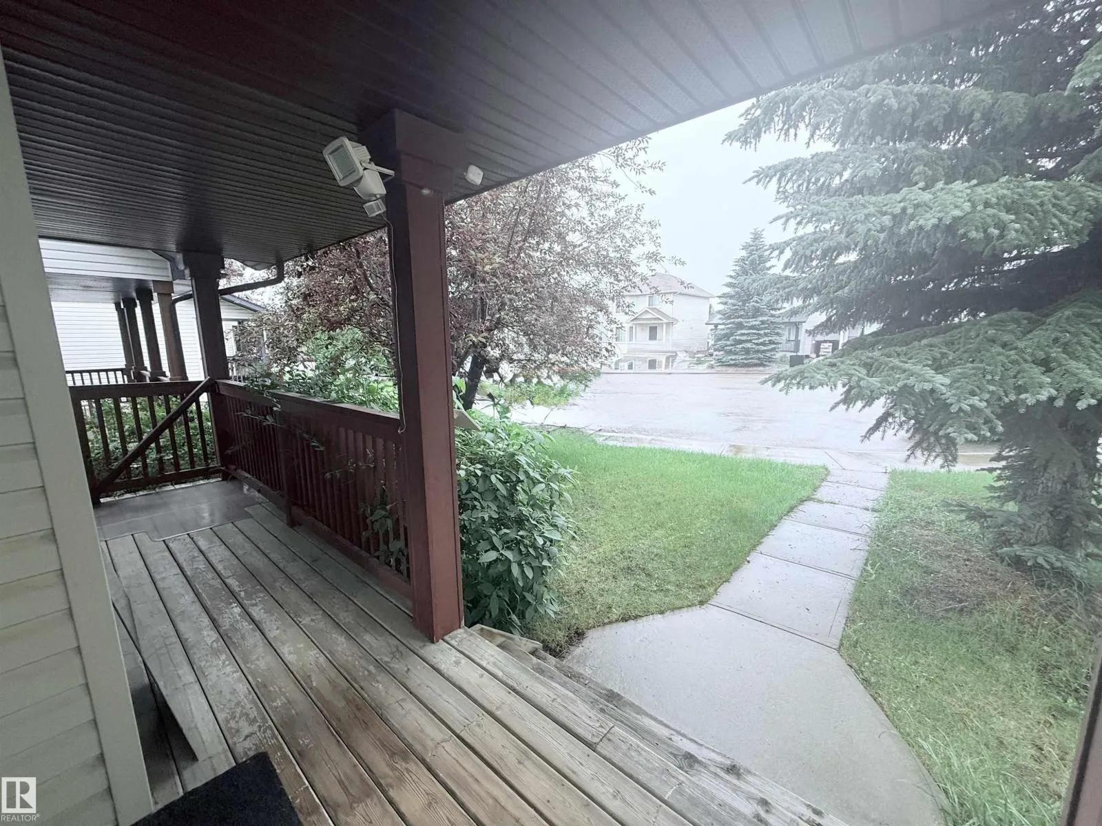 1920 37 AV NW