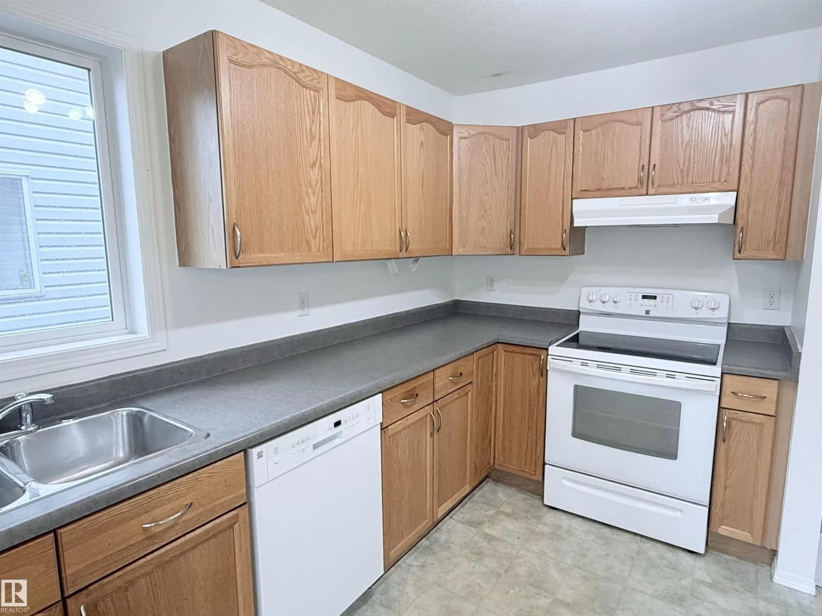 1920 37 AV NW