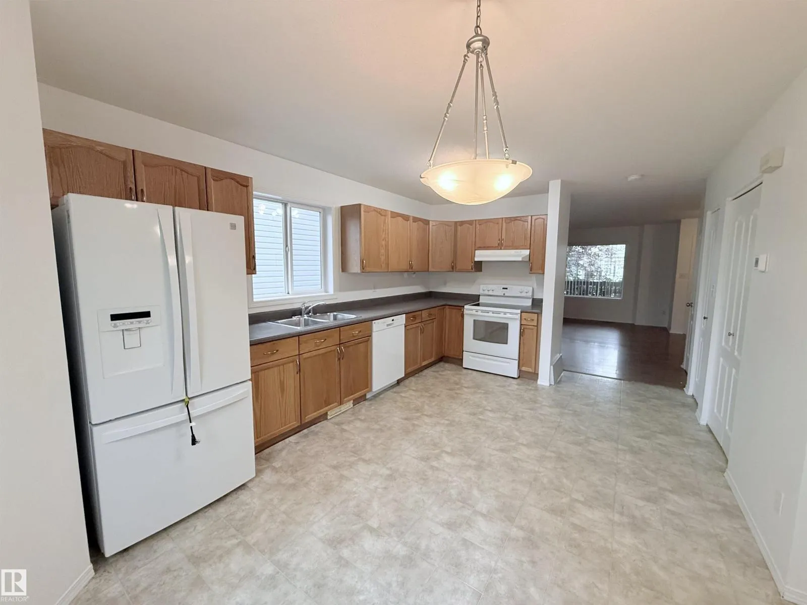 1920 37 AV NW