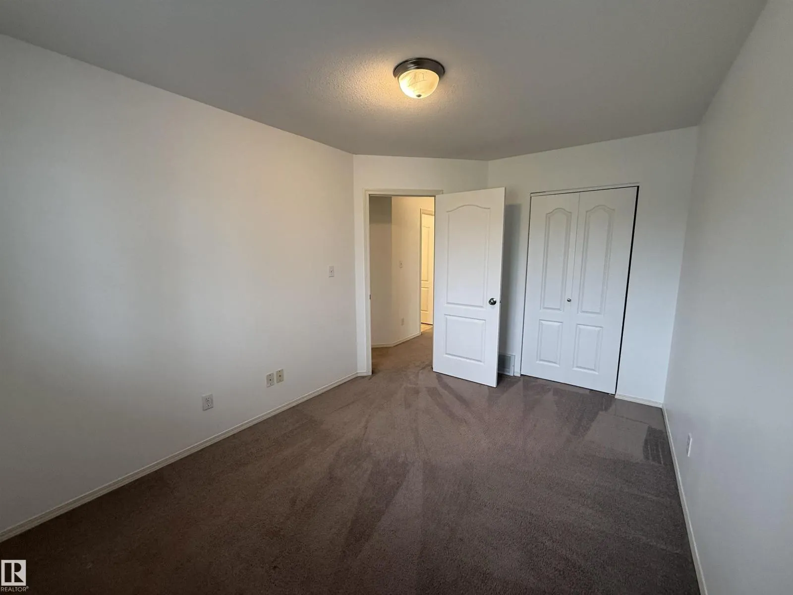 1920 37 AV NW