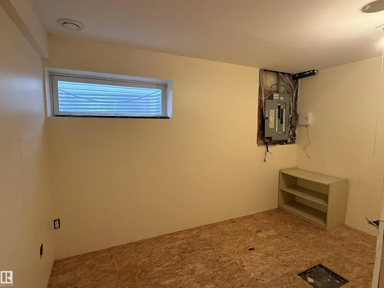 1920 37 AV NW