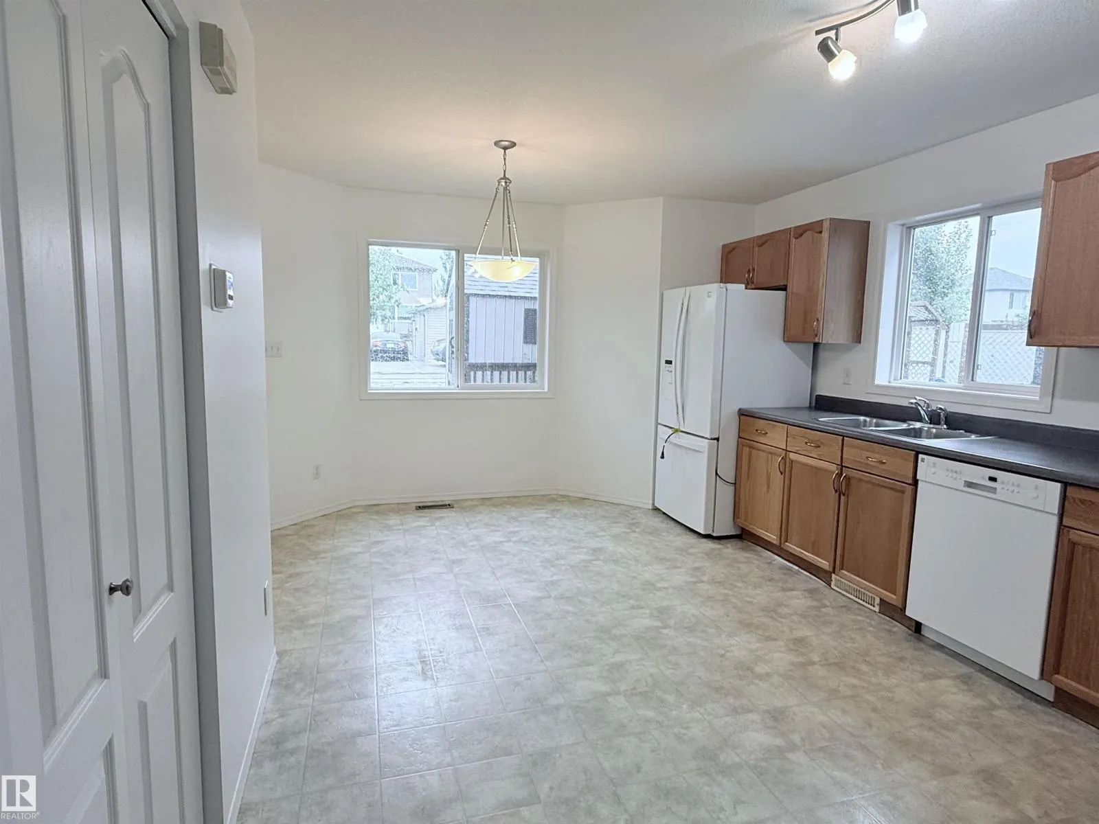 1920 37 AV NW