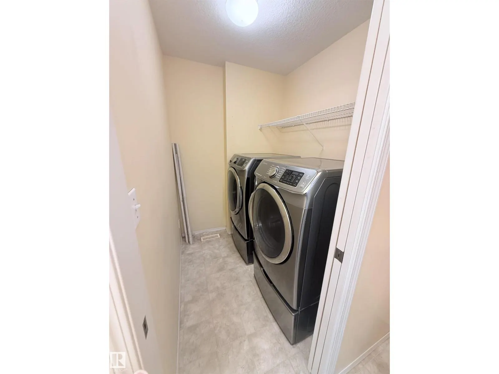 1920 37 AV NW