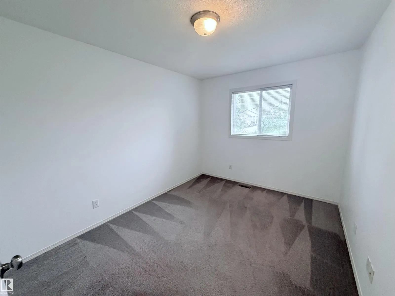1920 37 AV NW