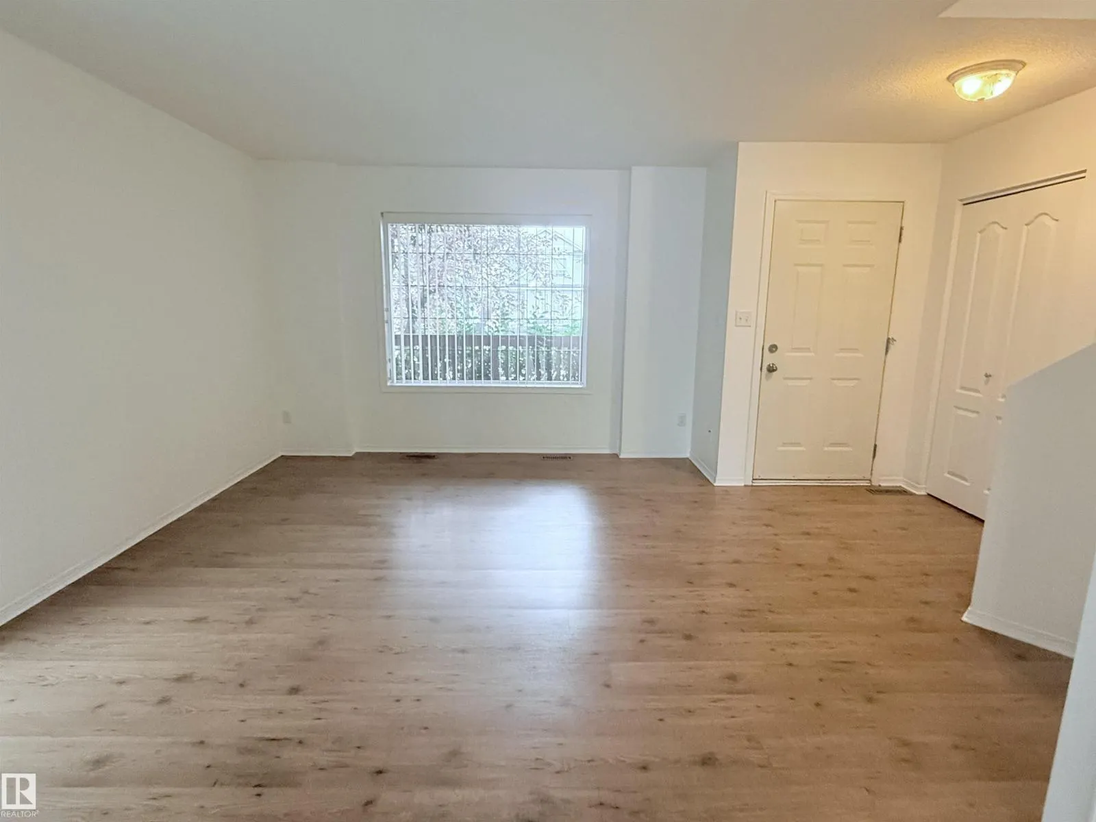 1920 37 AV NW