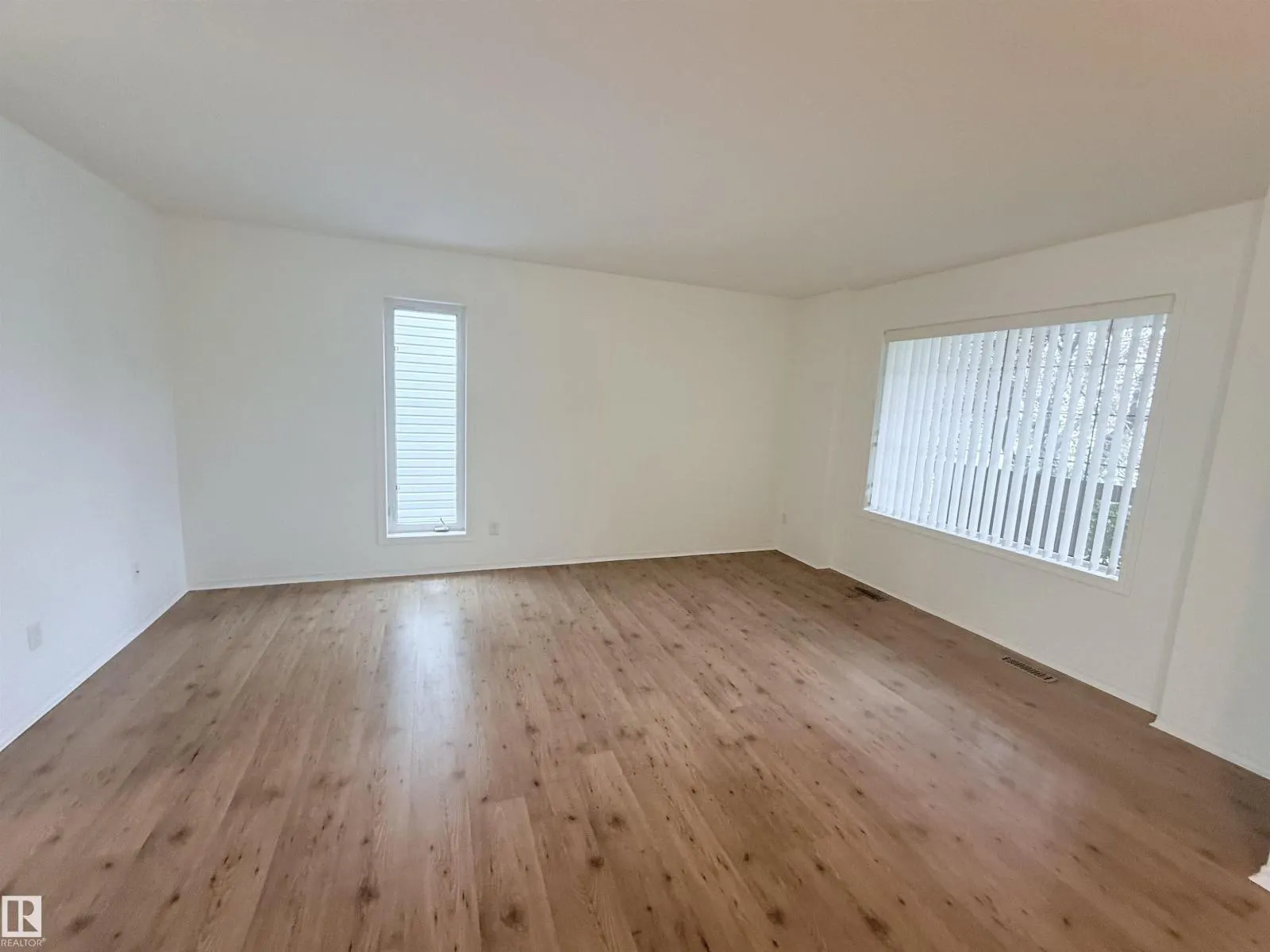 1920 37 AV NW