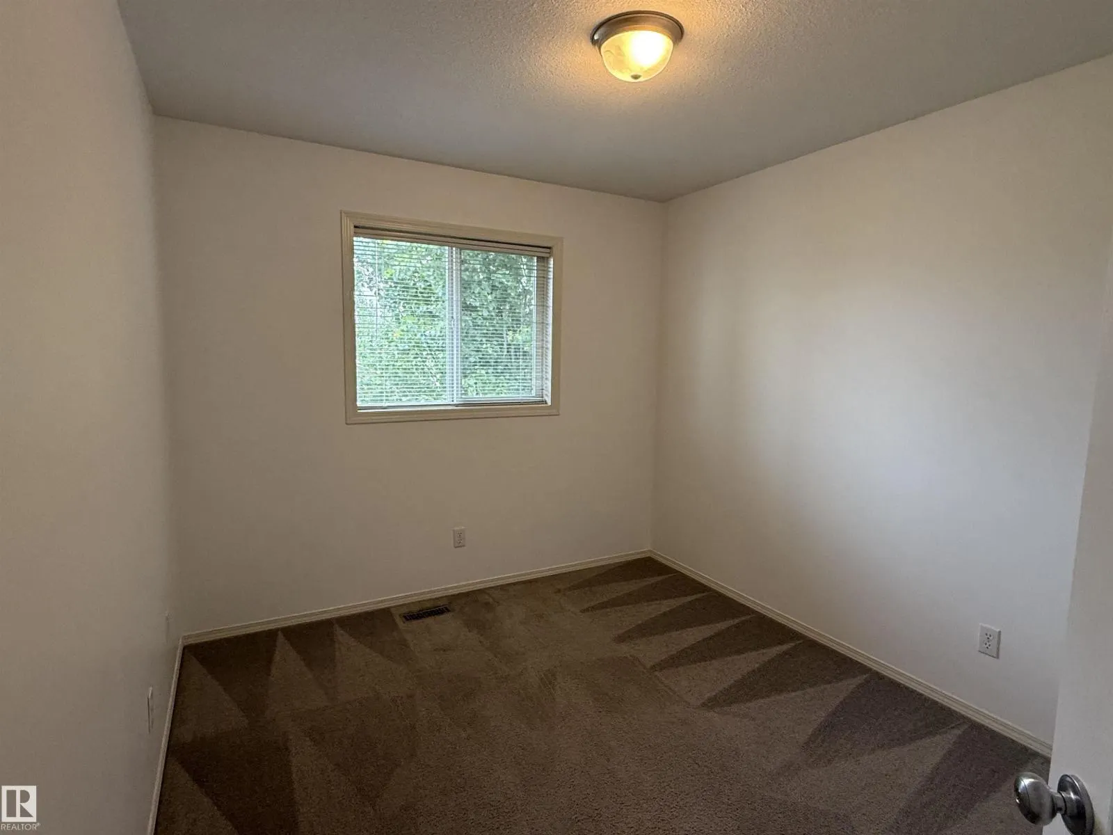 1920 37 AV NW