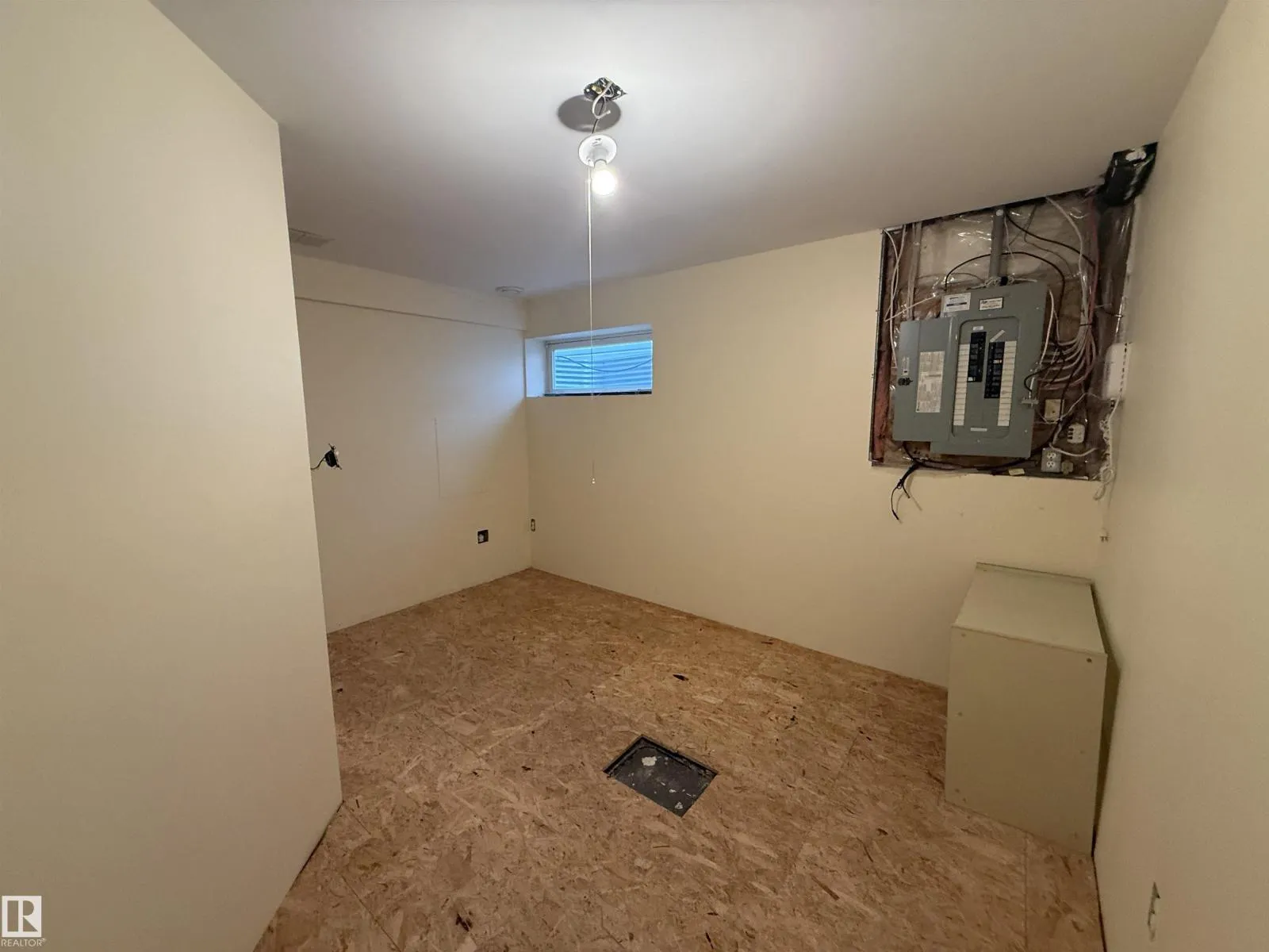 1920 37 AV NW