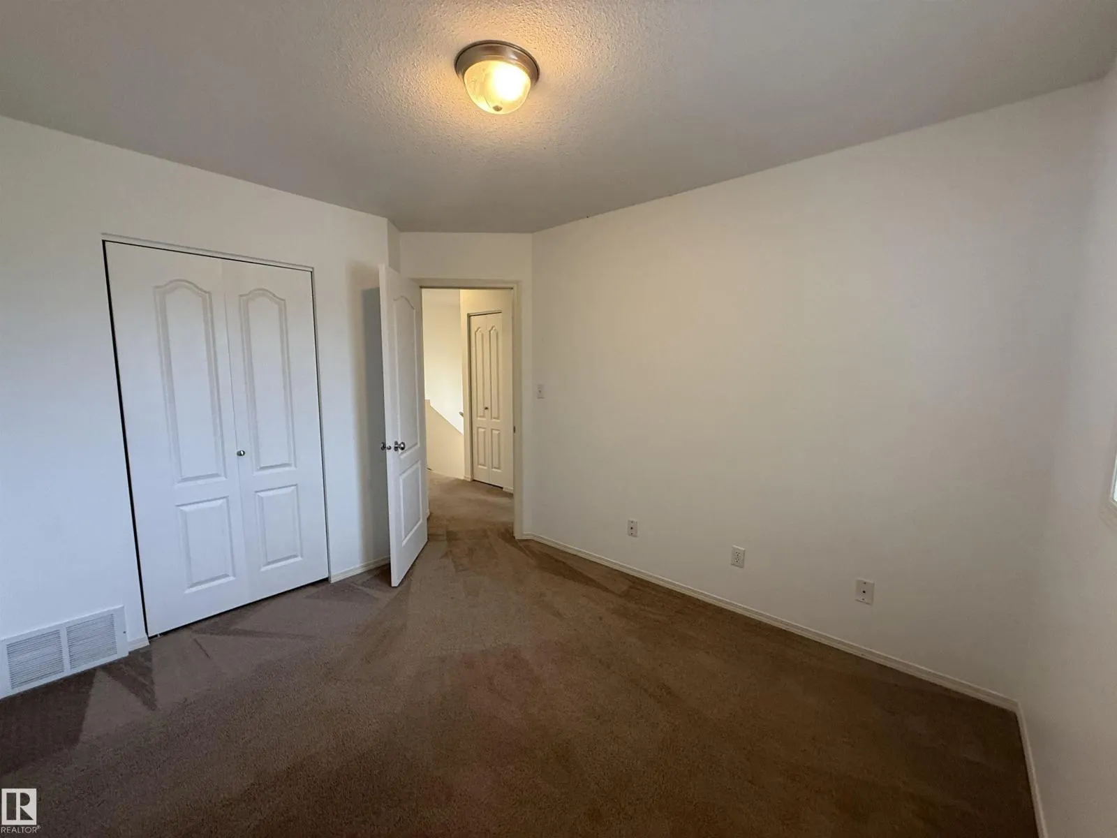 1920 37 AV NW