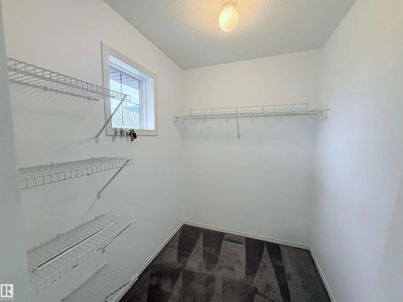 1920 37 AV NW