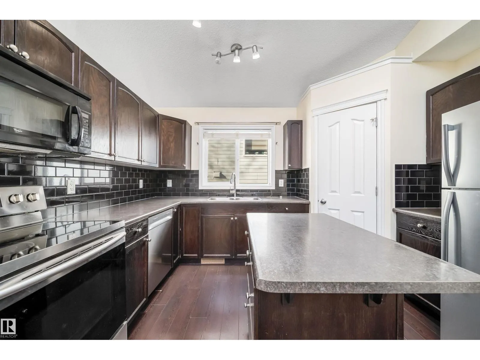 1126 36A AV NW