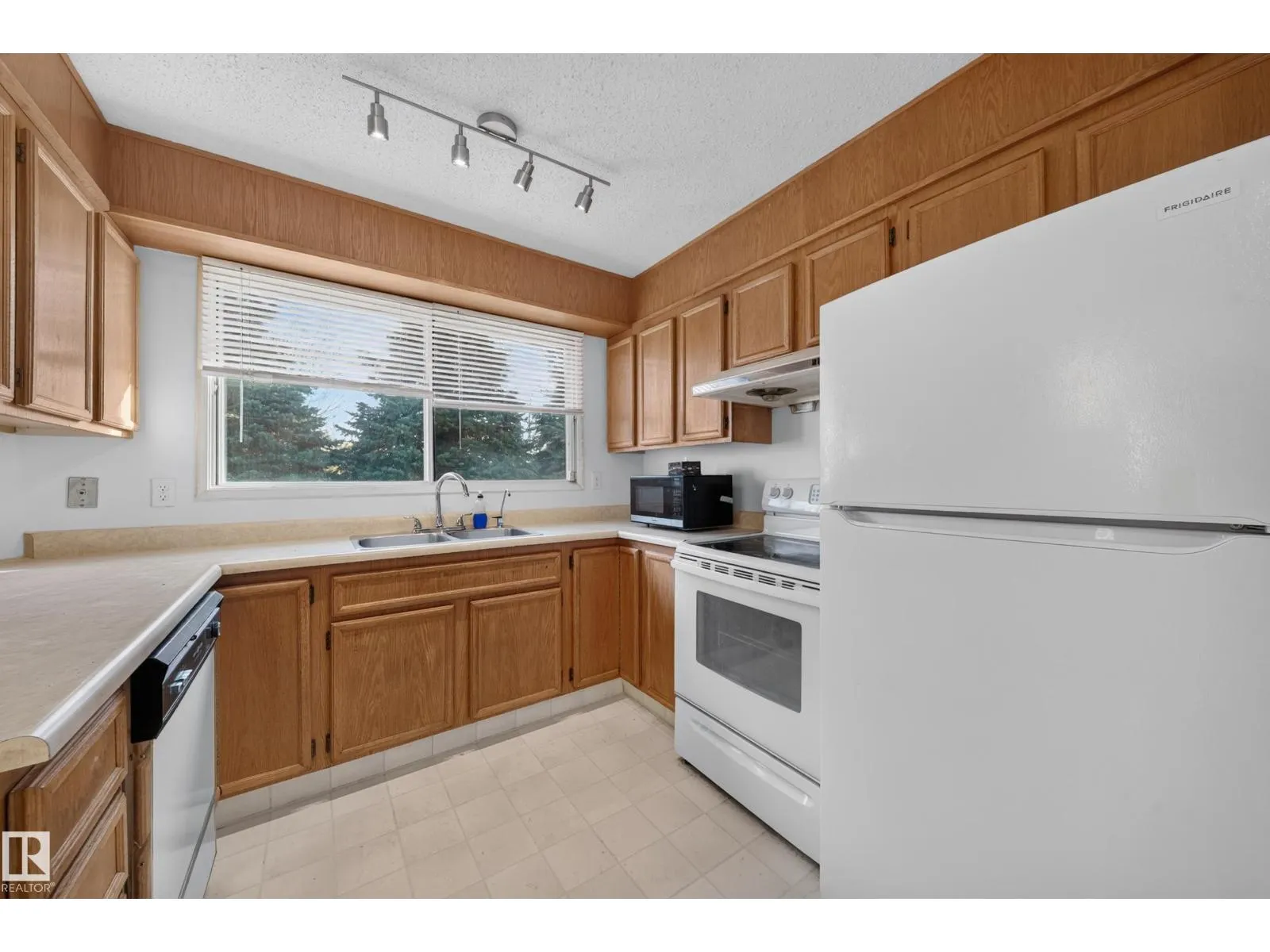 3135 145 AV NW