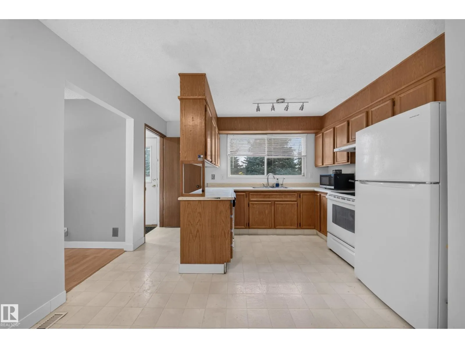 3135 145 AV NW