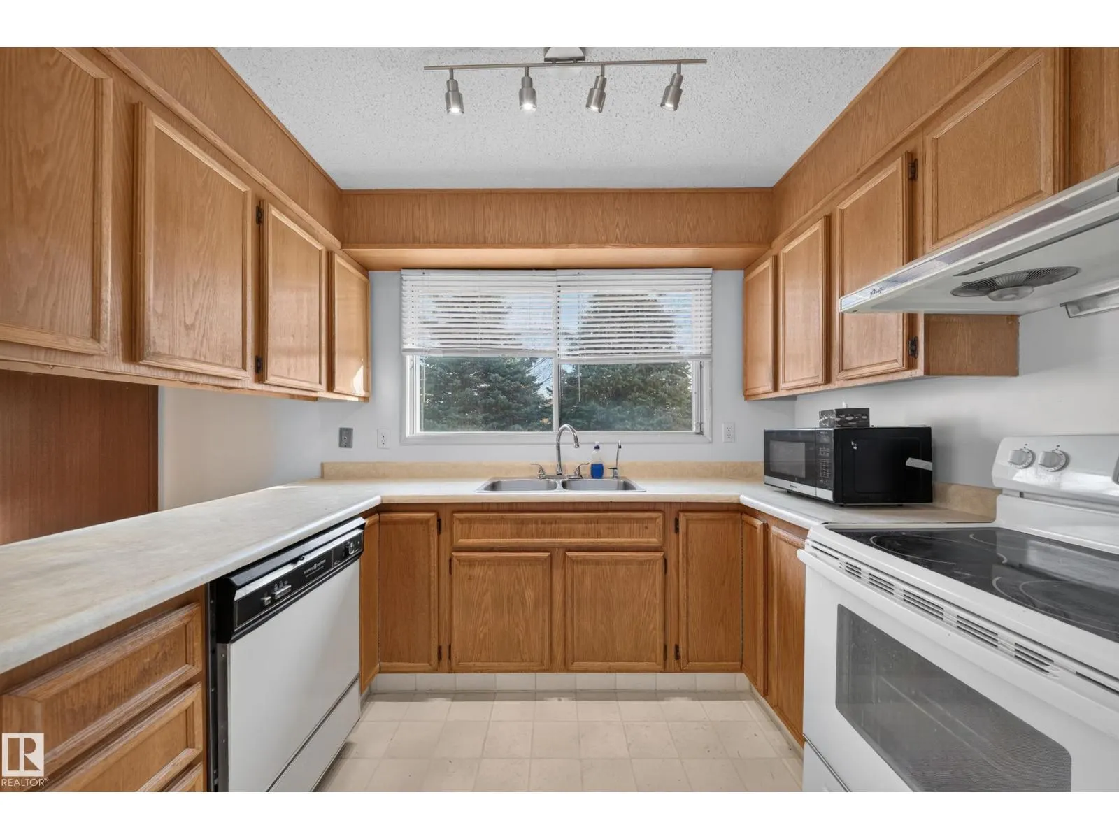 3135 145 AV NW