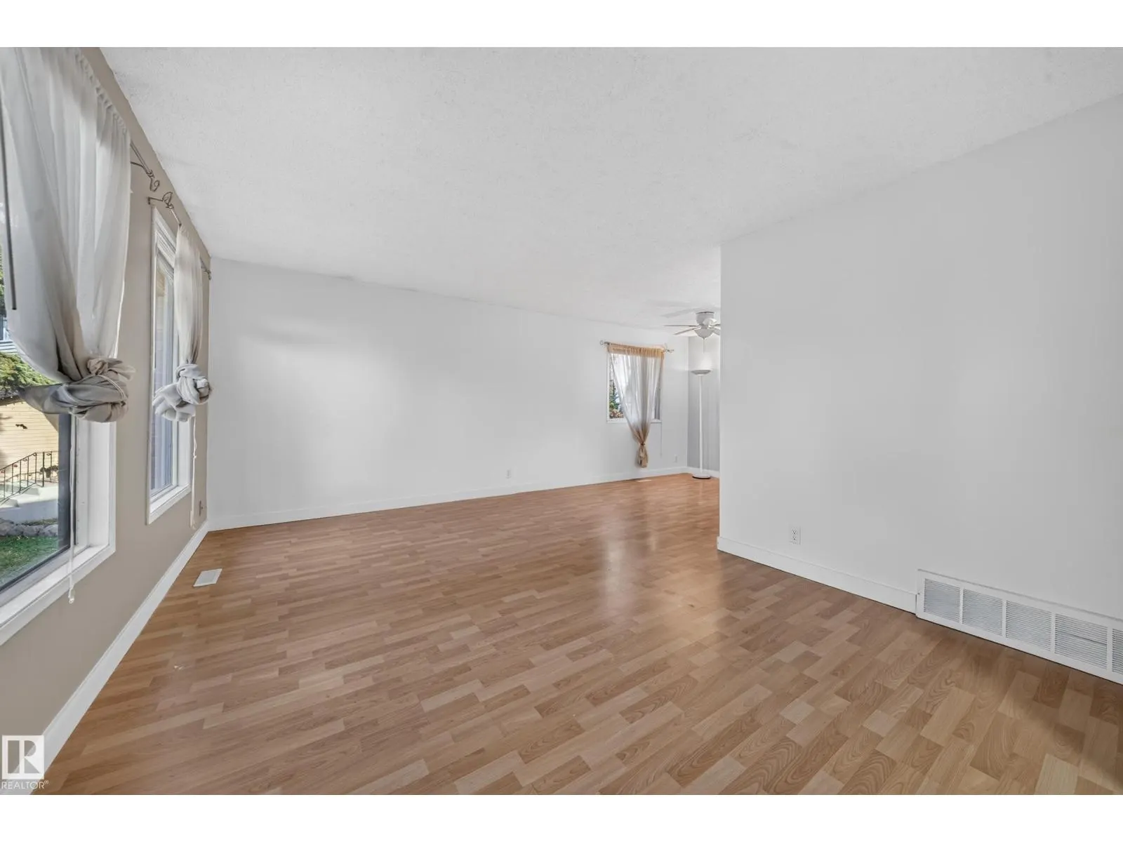 3135 145 AV NW