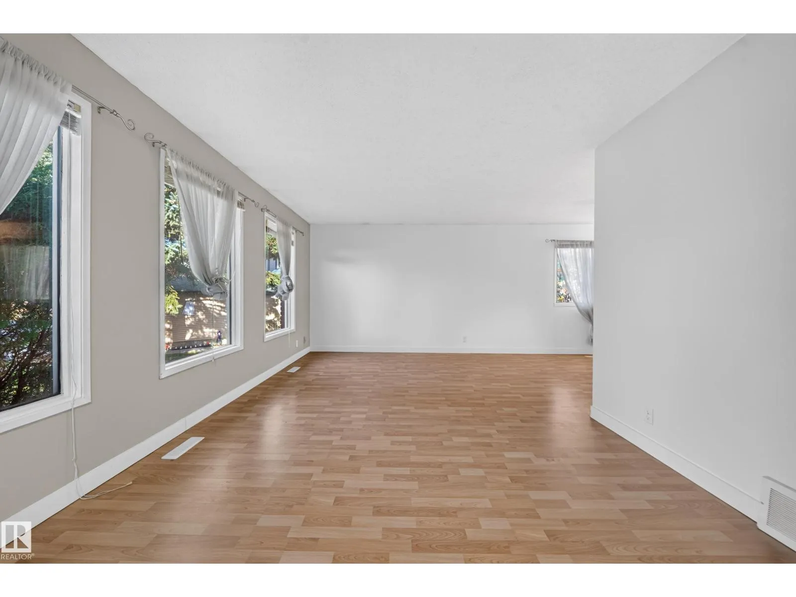 3135 145 AV NW