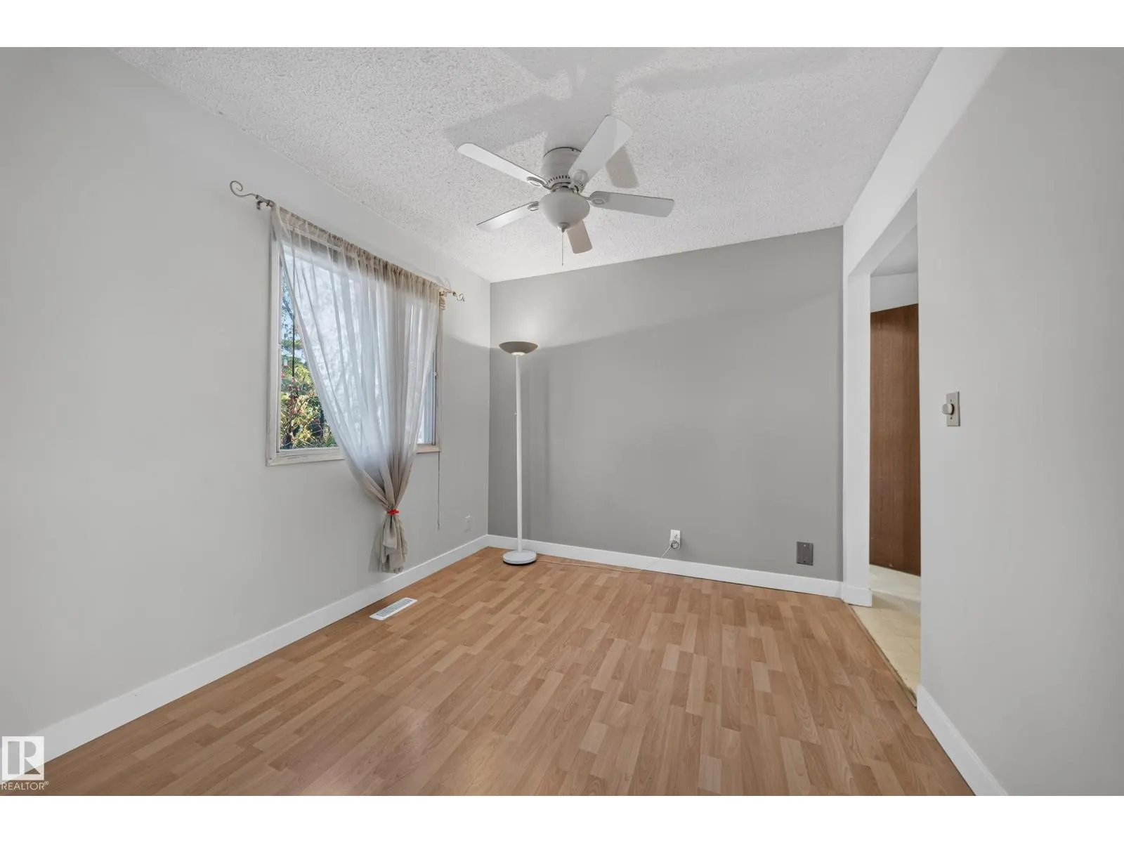 3135 145 AV NW