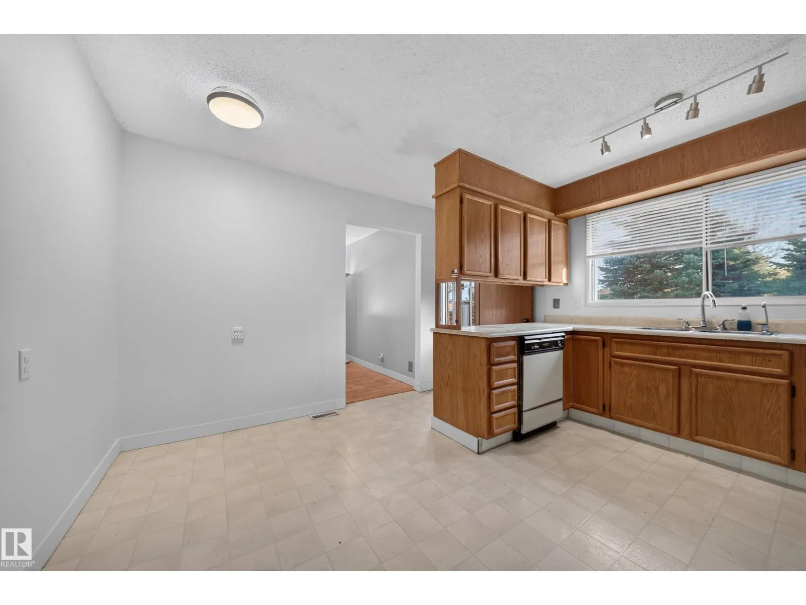 3135 145 AV NW