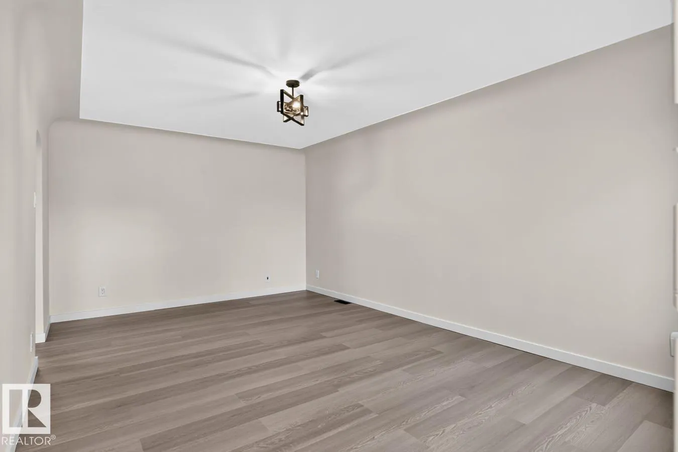 12007 69 ST NW