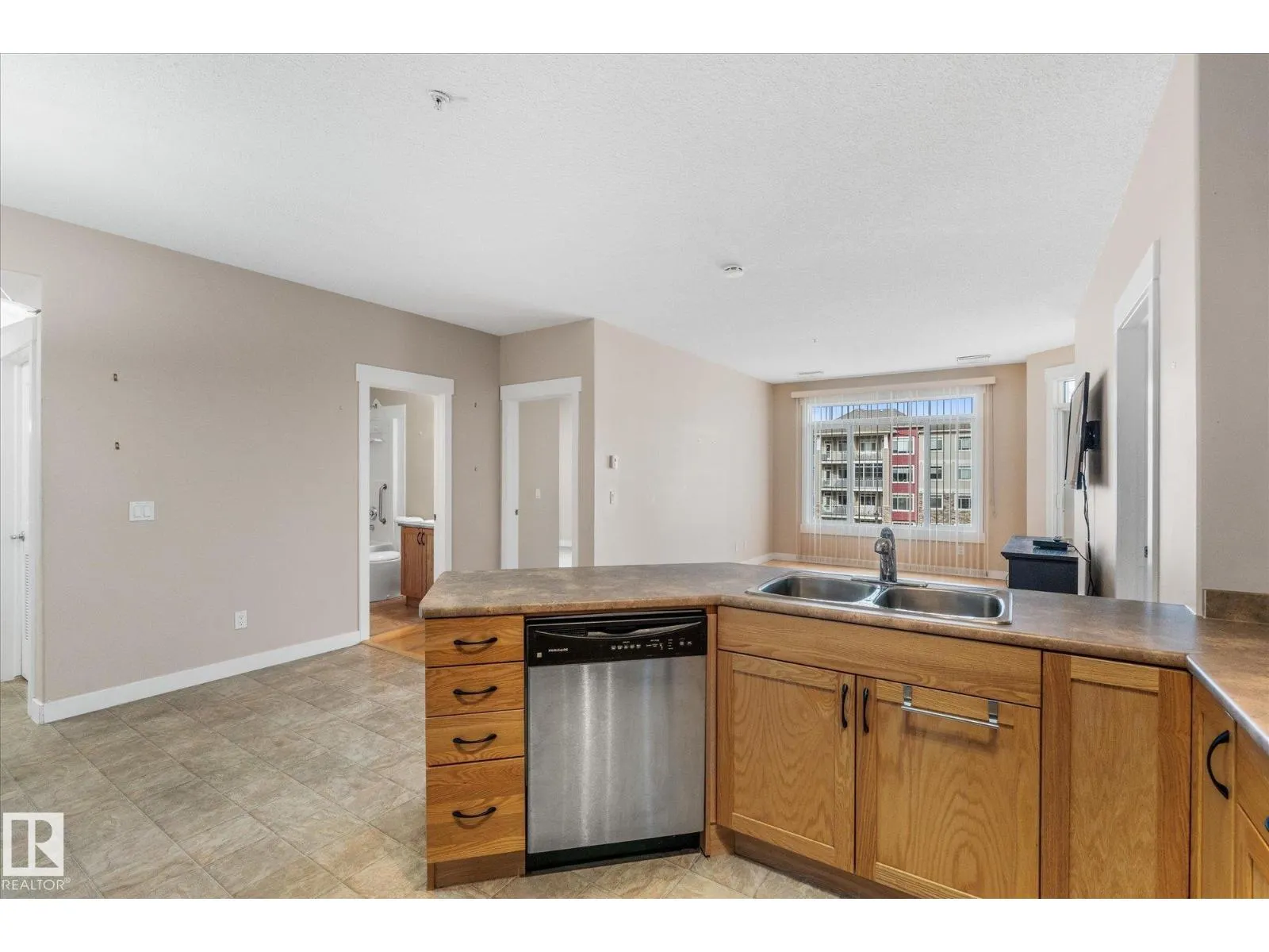 #331 511 QUEEN ST