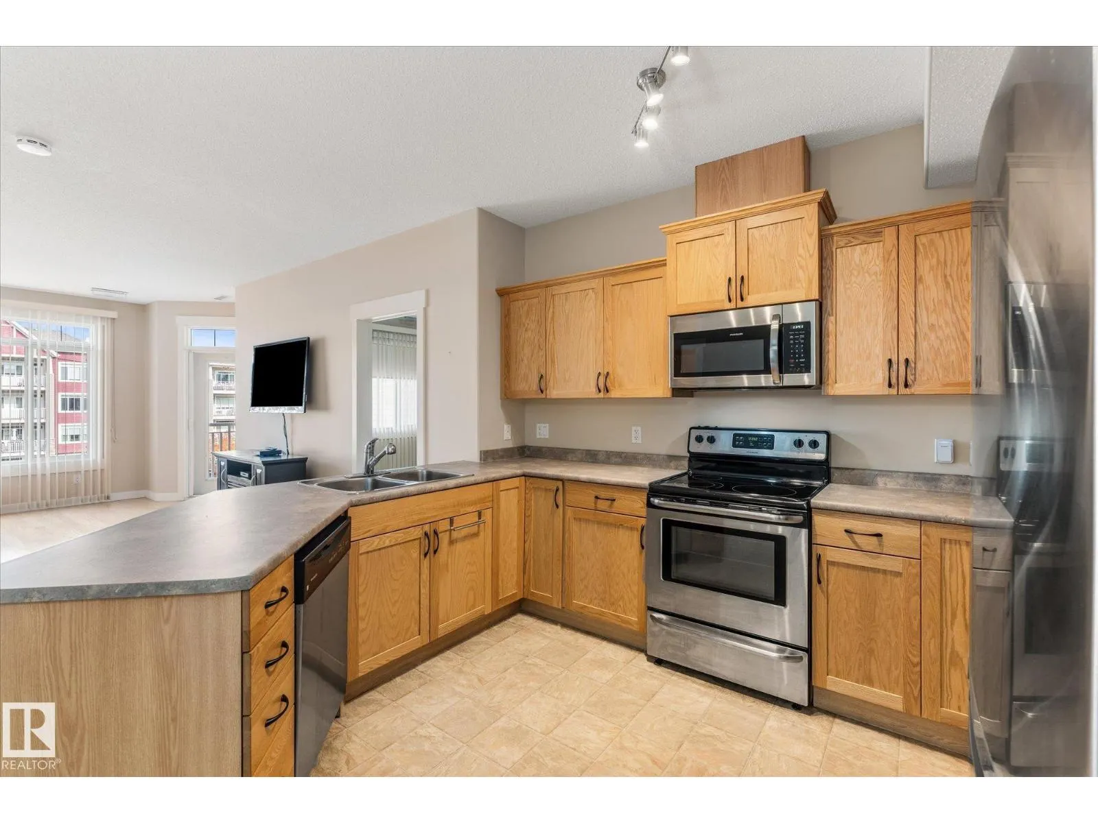 #331 511 QUEEN ST