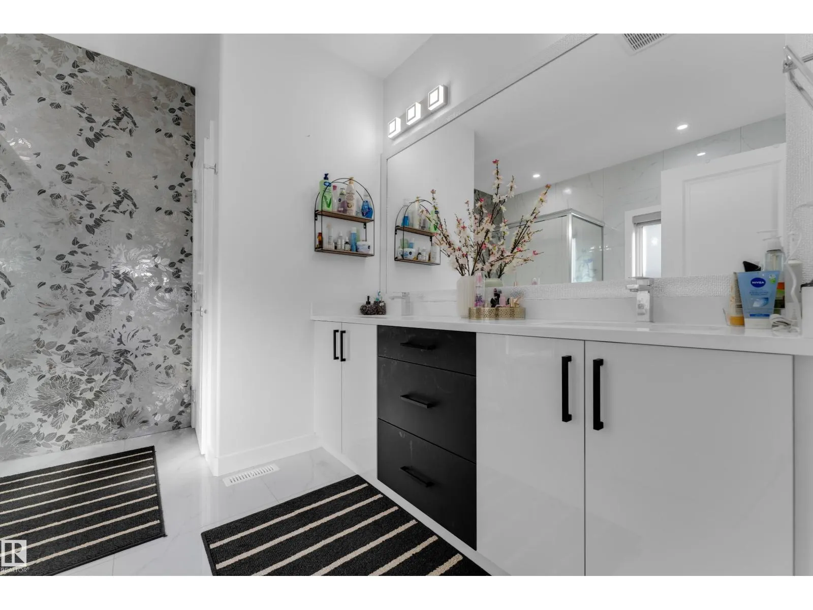 1360 20 ST NW