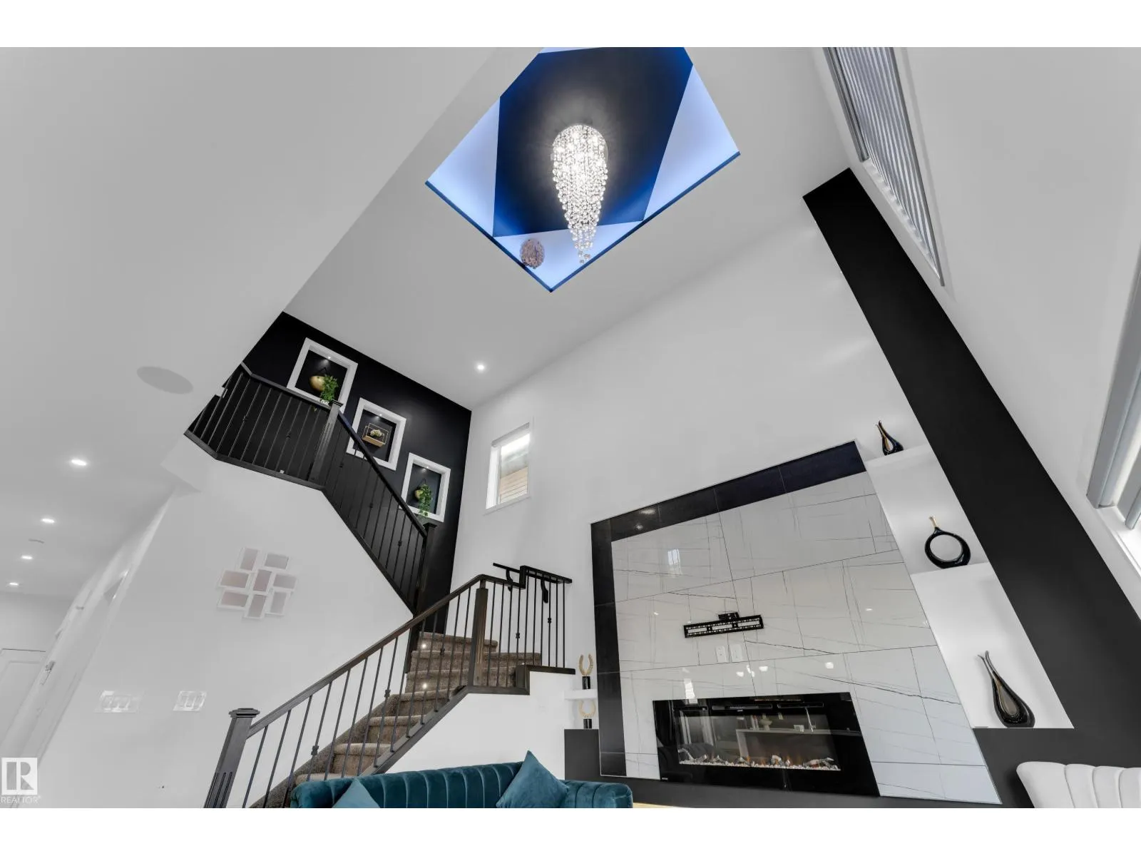 1360 20 ST NW