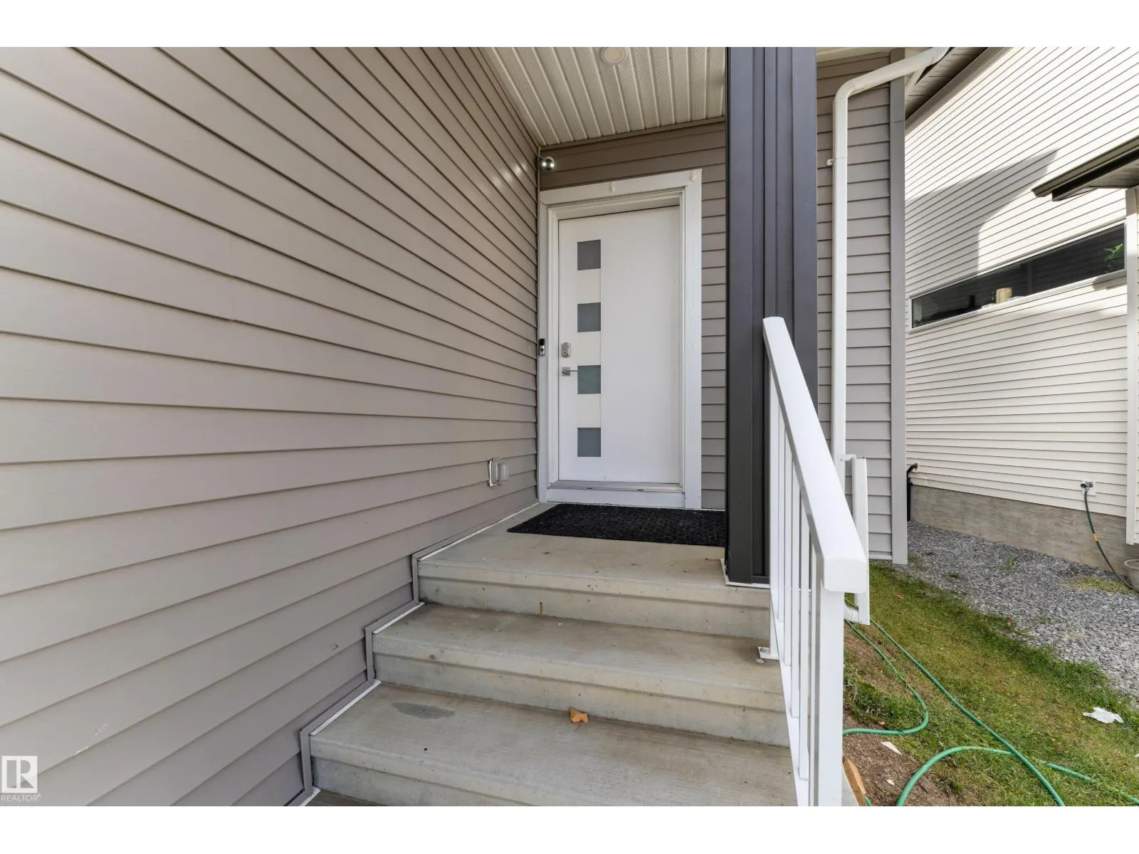 1360 20 ST NW