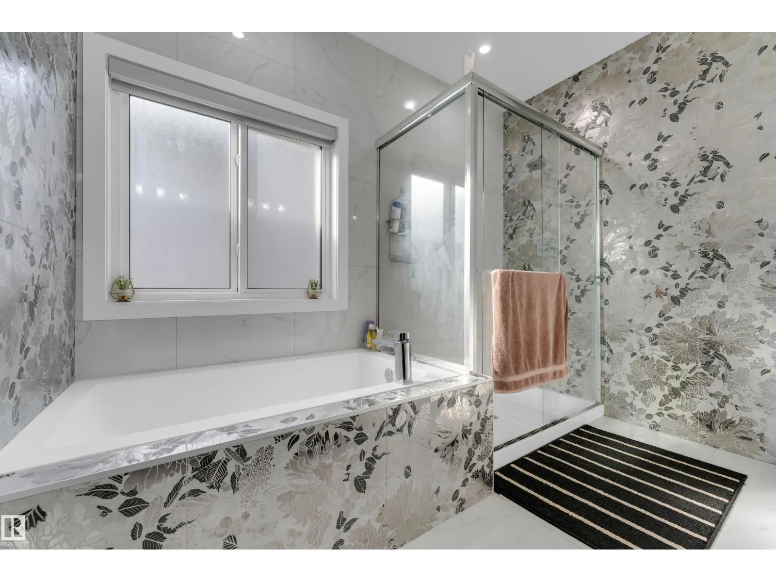 1360 20 ST NW