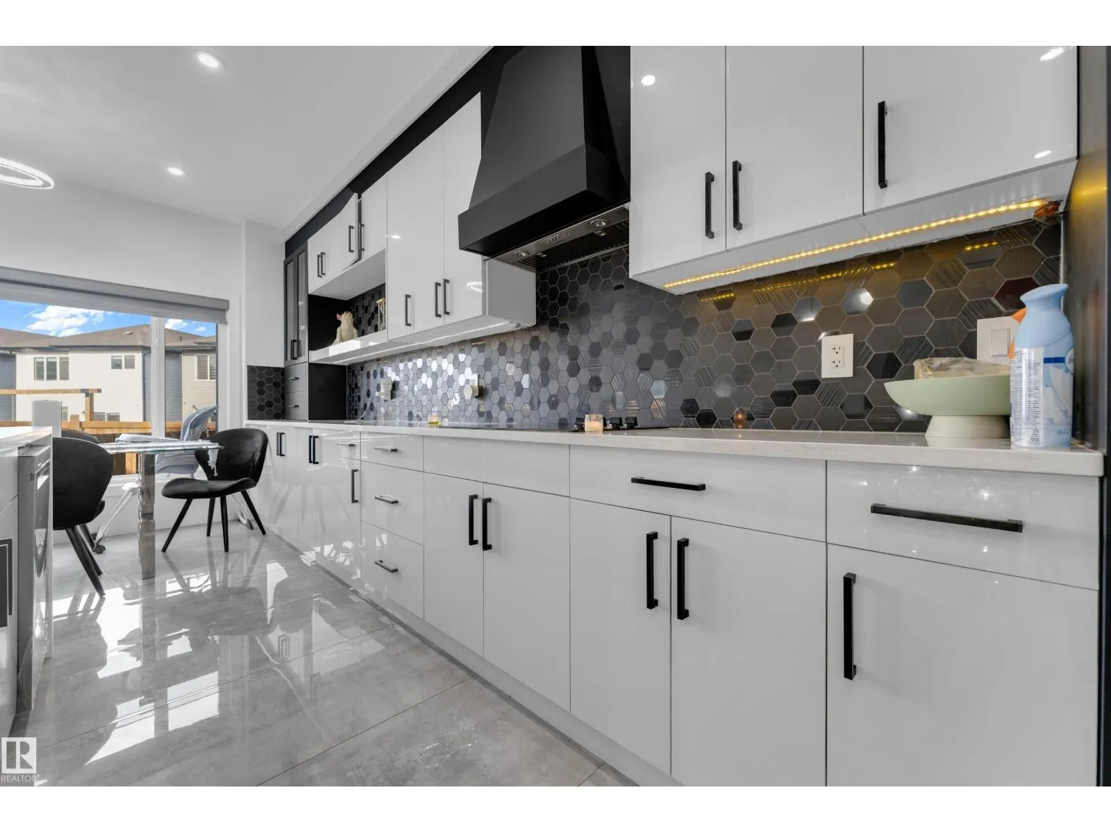 1360 20 ST NW