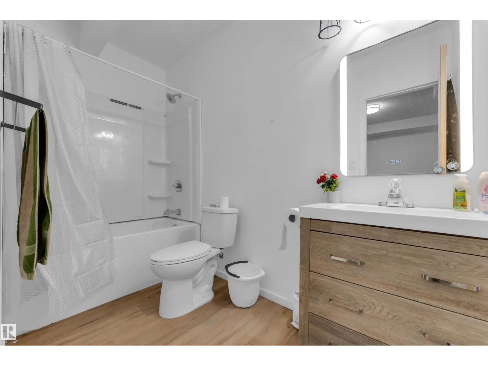 1360 20 ST NW