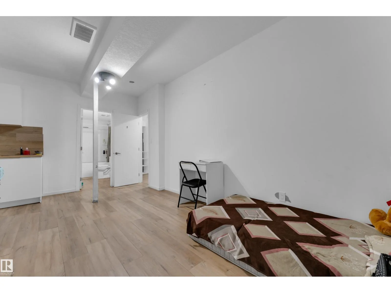 1360 20 ST NW