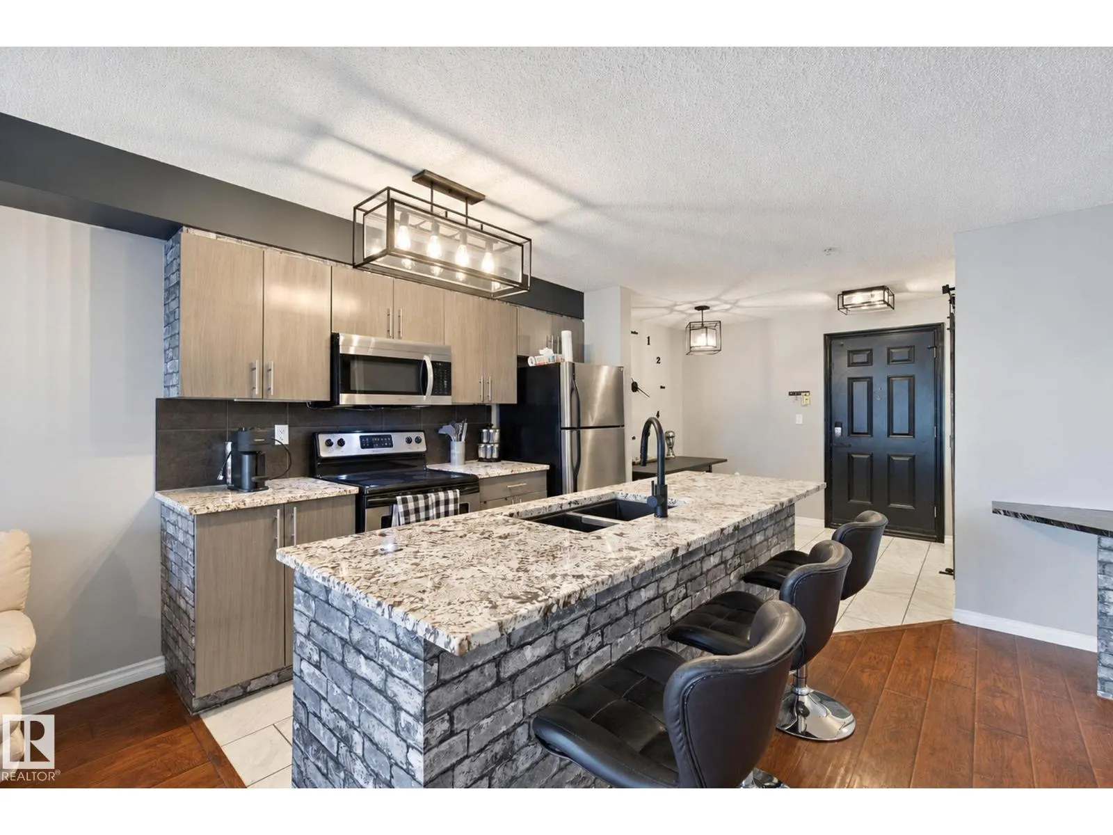 #314 10118 106 AV NW