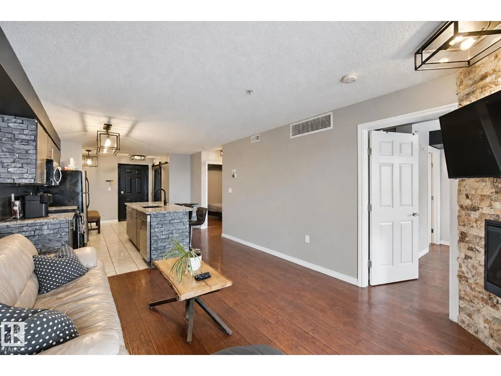#314 10118 106 AV NW