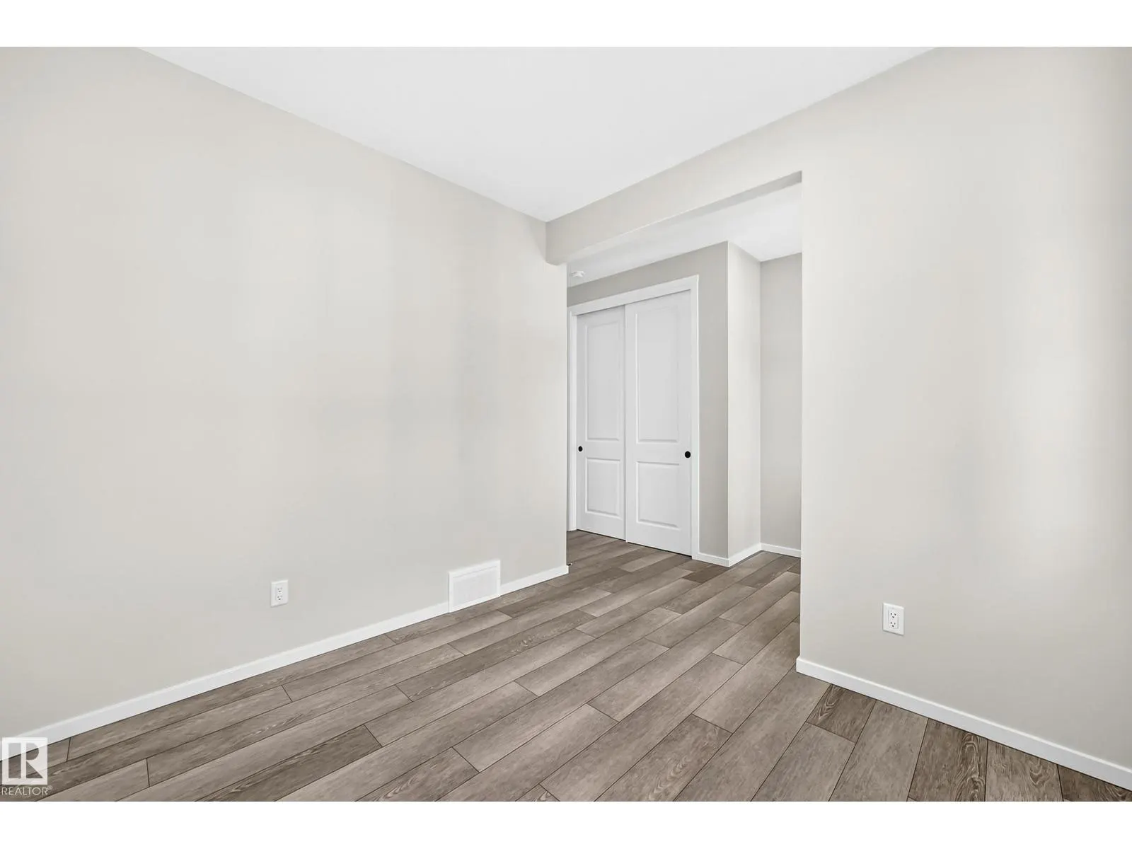 1516 205 ST NW